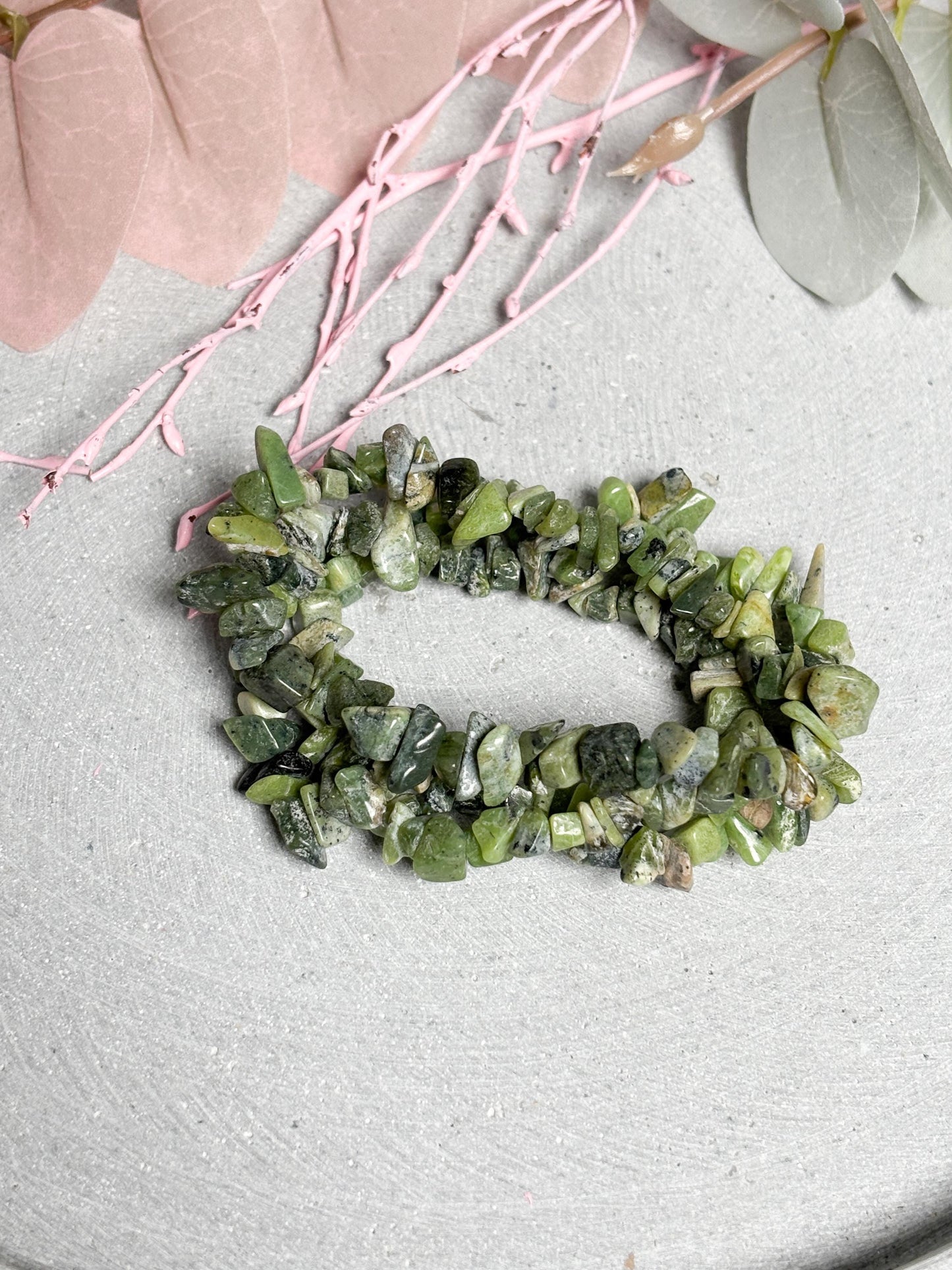 Serpentin Splitterarmband  elastisches Edelstein Armband ca. 17,5 cm, grüner Naturstein Schmuck, Kristall Armband 8 mm