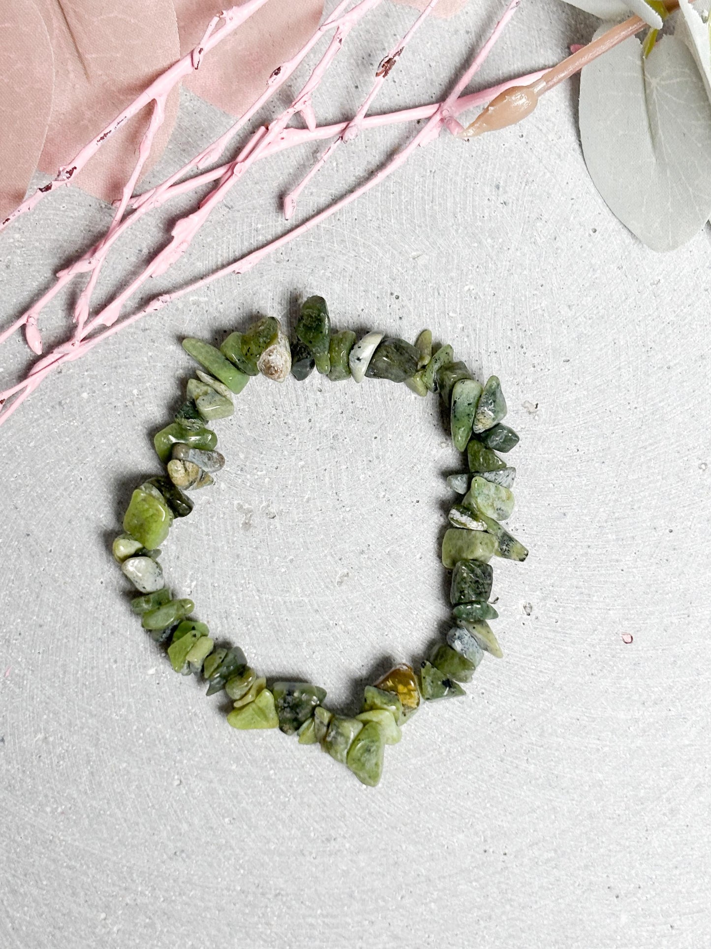 Serpentin Splitterarmband  elastisches Edelstein Armband ca. 17,5 cm, grüner Naturstein Schmuck, Kristall Armband 8 mm