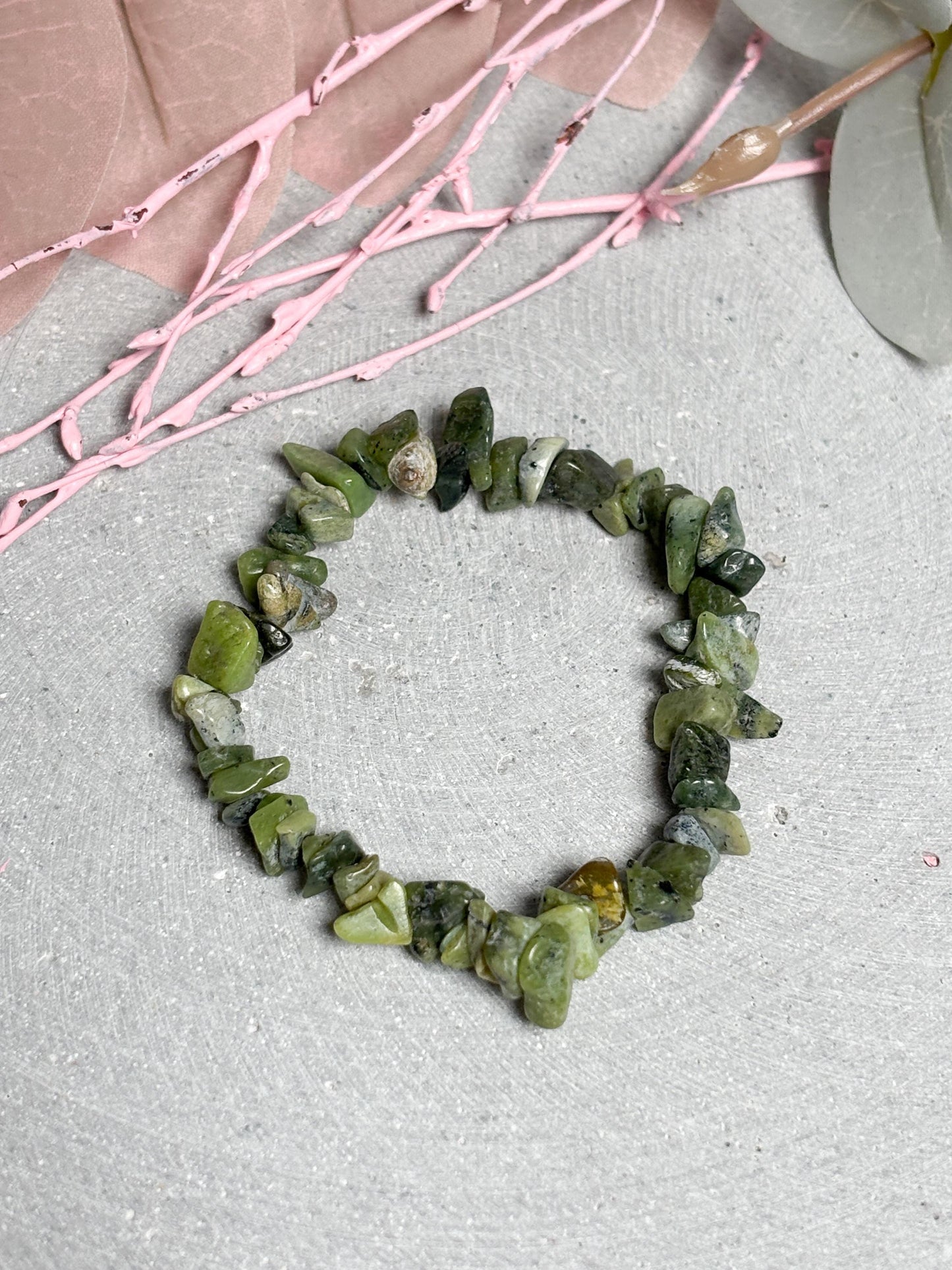 Serpentin Splitterarmband  elastisches Edelstein Armband ca. 17,5 cm, grüner Naturstein Schmuck, Kristall Armband 8 mm