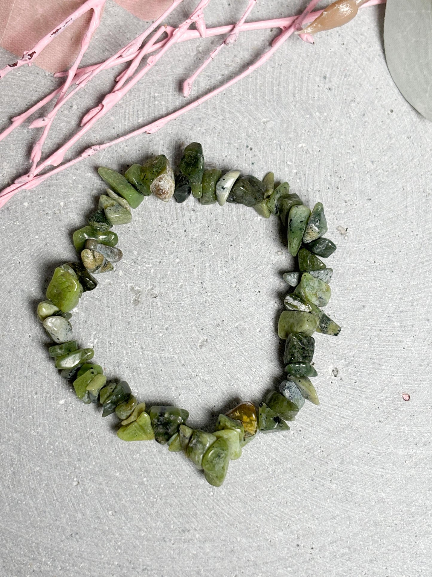 Serpentin Splitterarmband  elastisches Edelstein Armband ca. 17,5 cm, grüner Naturstein Schmuck, Kristall Armband 8 mm