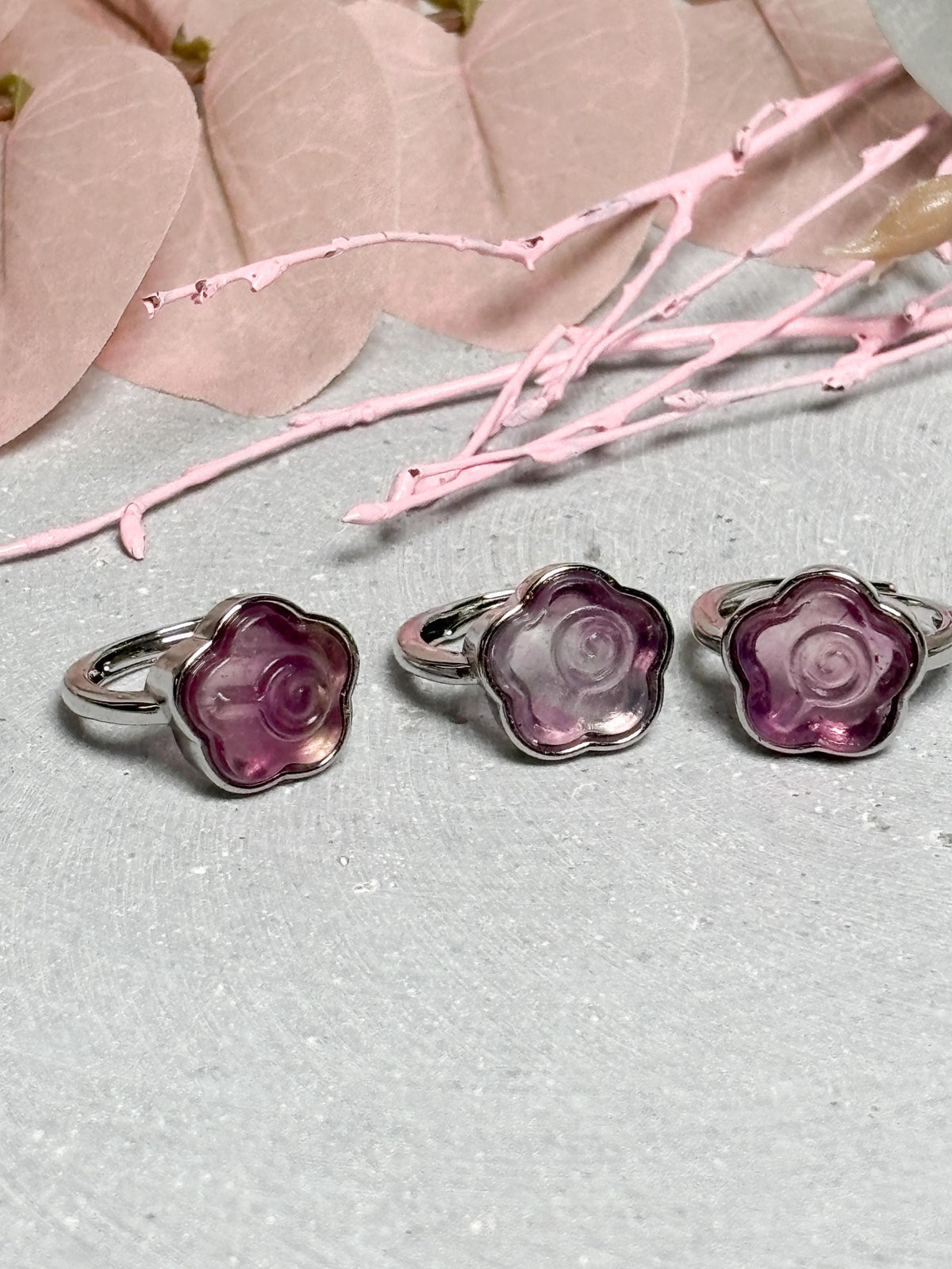 Edelstahl Ring Silber  größenverstellbarer Ring mit rosa-lila Fluorit Blume, Kristall Schmuck, Edelstein Ring, Flower Ring