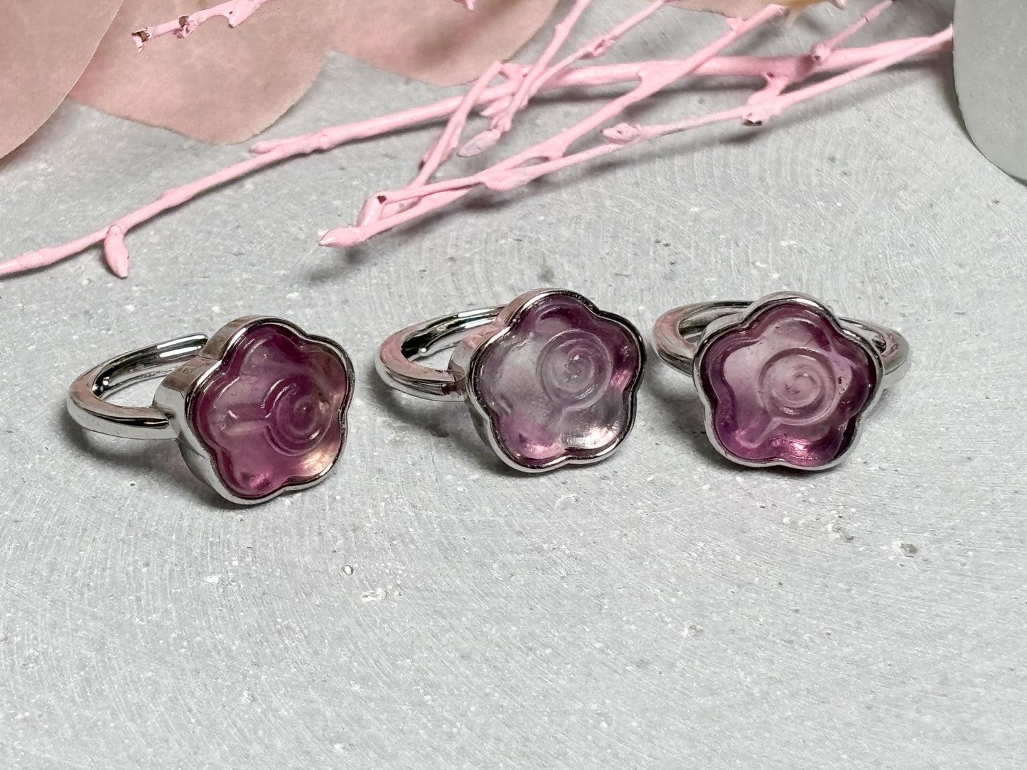 Edelstahl Ring Silber  größenverstellbarer Ring mit rosa-lila Fluorit Blume, Kristall Schmuck, Edelstein Ring, Flower Ring