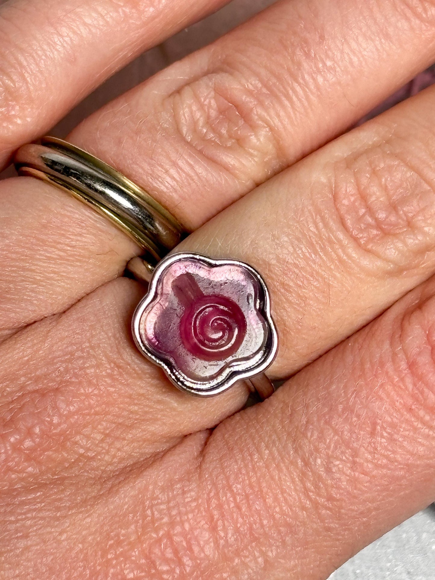 Edelstahl Ring Silber  größenverstellbarer Ring mit rosa-lila Fluorit Blume, Kristall Schmuck, Edelstein Ring, Flower Ring