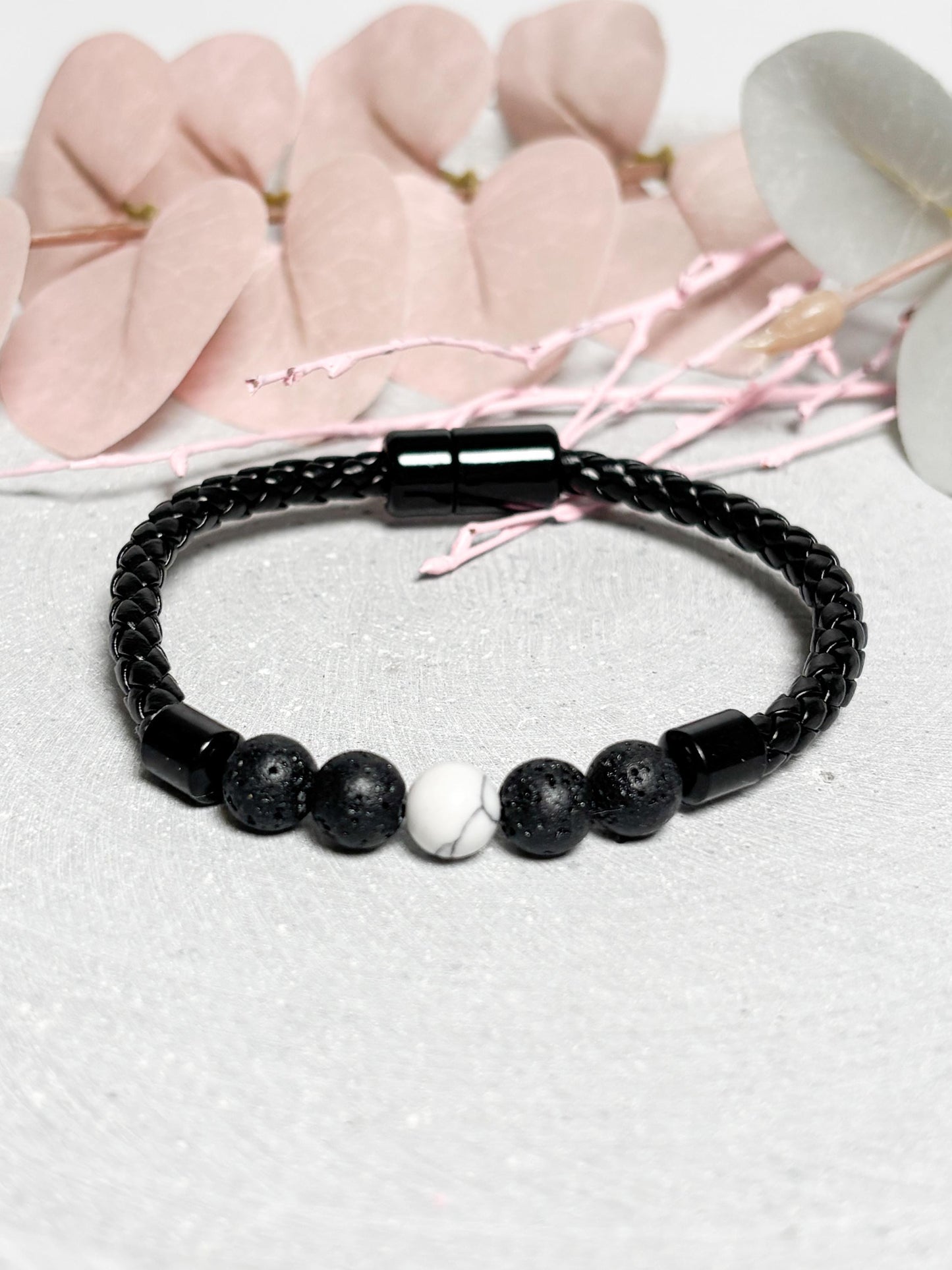 Lederarmband geflochten  mit 8 mm Lava und Magnesit Perlen, Magnetverschluss, Herren Armband, Naturstein Schmuck, Edelstein Armband