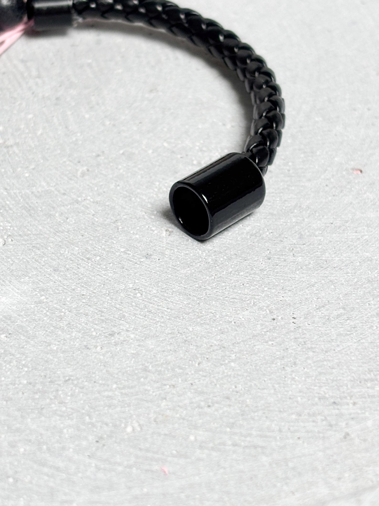 Lederarmband geflochten  mit 8 mm Lava und Magnesit Perlen, Magnetverschluss, Herren Armband, Naturstein Schmuck, Edelstein Armband