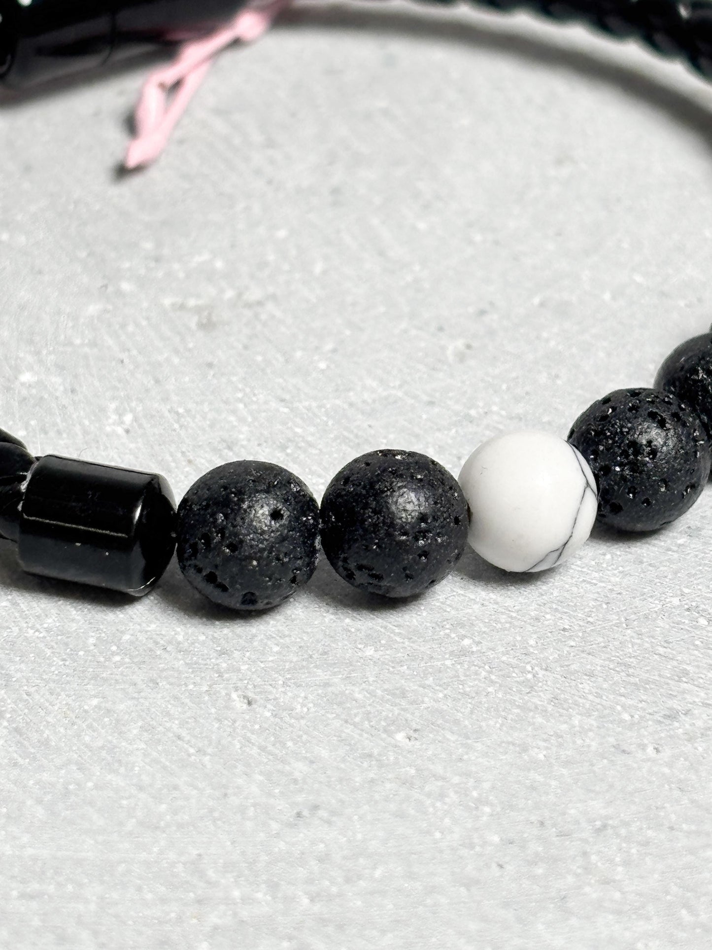 Lederarmband geflochten  mit 8 mm Lava und Magnesit Perlen, Magnetverschluss, Herren Armband, Naturstein Schmuck, Edelstein Armband