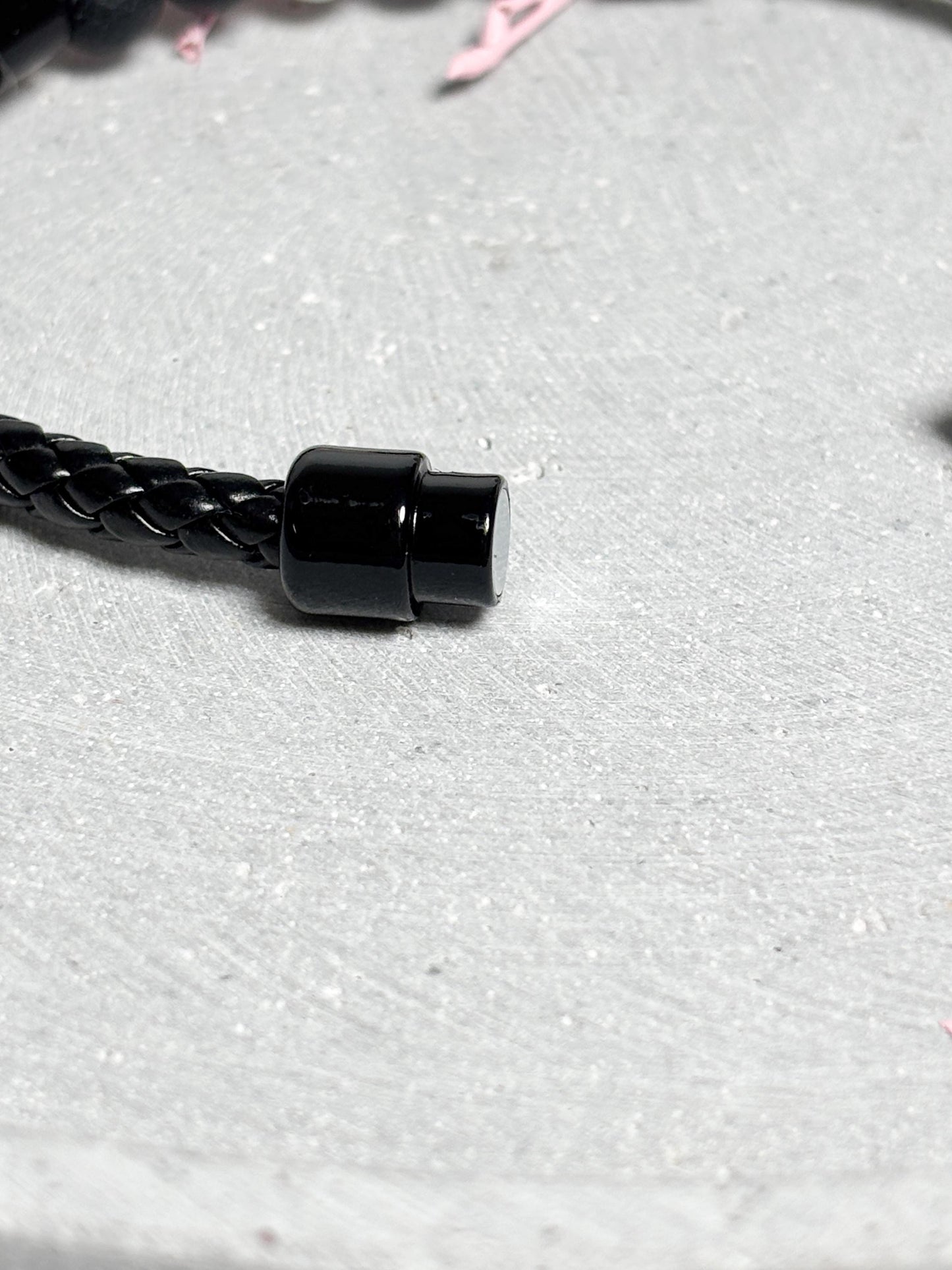 Lederarmband geflochten  mit 8 mm Lava und Magnesit Perlen, Magnetverschluss, Herren Armband, Naturstein Schmuck, Edelstein Armband