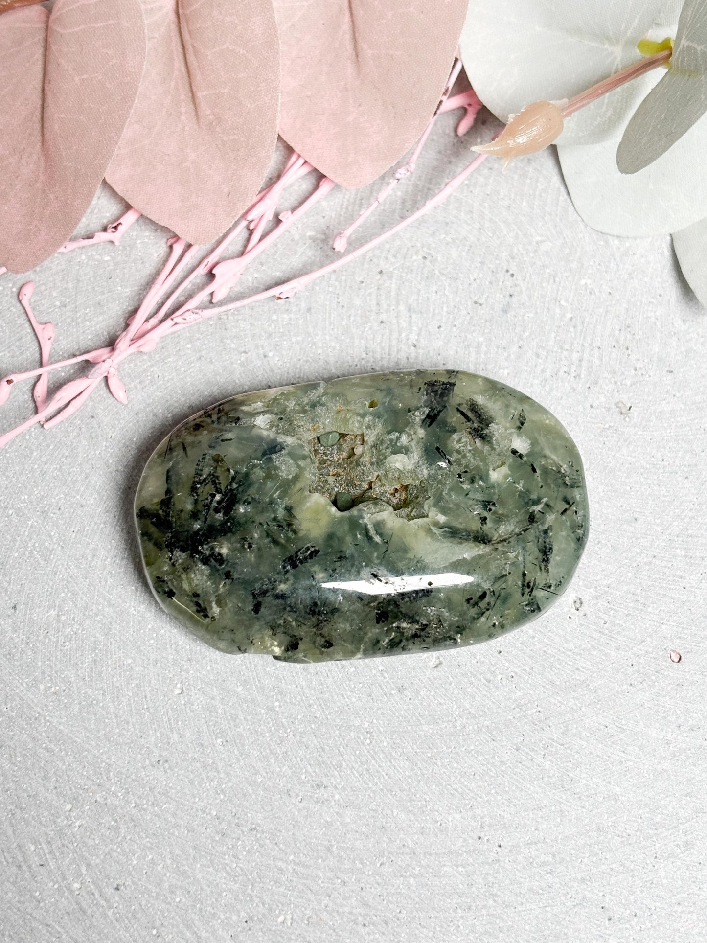 Prehnit Palmstone  6,2 cm Handschmeichler mit schöner Druse und Struktur, Edelstein Stein, Naturstein Deko, Healing Crystal Stone