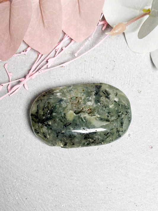 Prehnit Palmstone  6,2 cm Handschmeichler mit schöner Druse und Struktur, Edelstein Stein, Naturstein Deko, Healing Crystal Stone