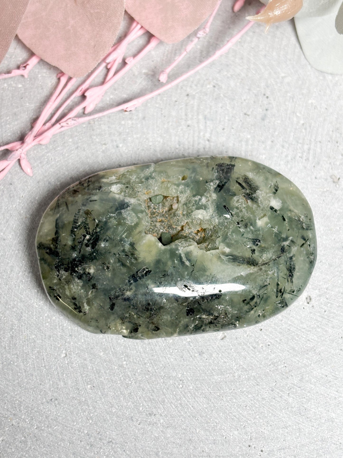 Prehnit Palmstone  6,2 cm Handschmeichler mit schöner Druse und Struktur, Edelstein Stein, Naturstein Deko, Healing Crystal Stone