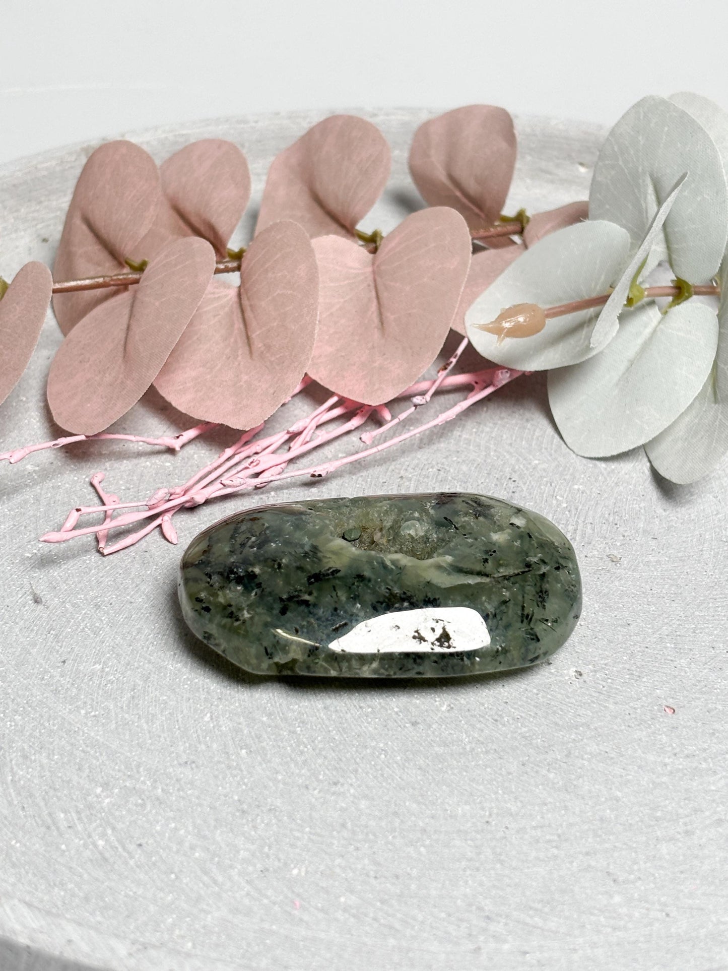 Prehnit Palmstone  6,2 cm Handschmeichler mit schöner Druse und Struktur, Edelstein Stein, Naturstein Deko, Healing Crystal Stone