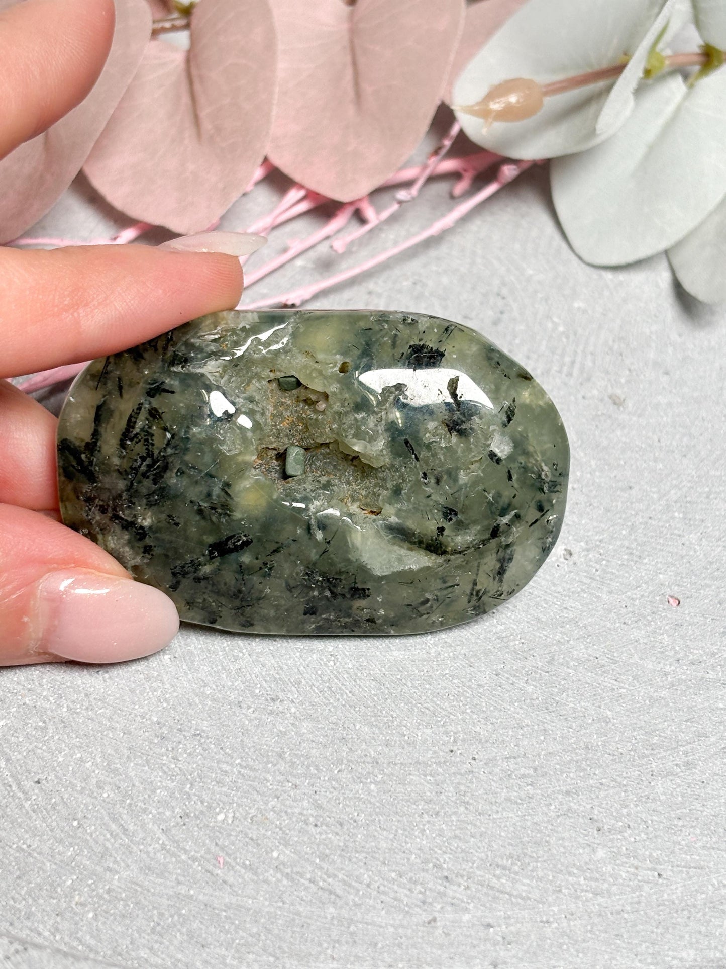 Prehnit Palmstone  6,2 cm Handschmeichler mit schöner Druse und Struktur, Edelstein Stein, Naturstein Deko, Healing Crystal Stone