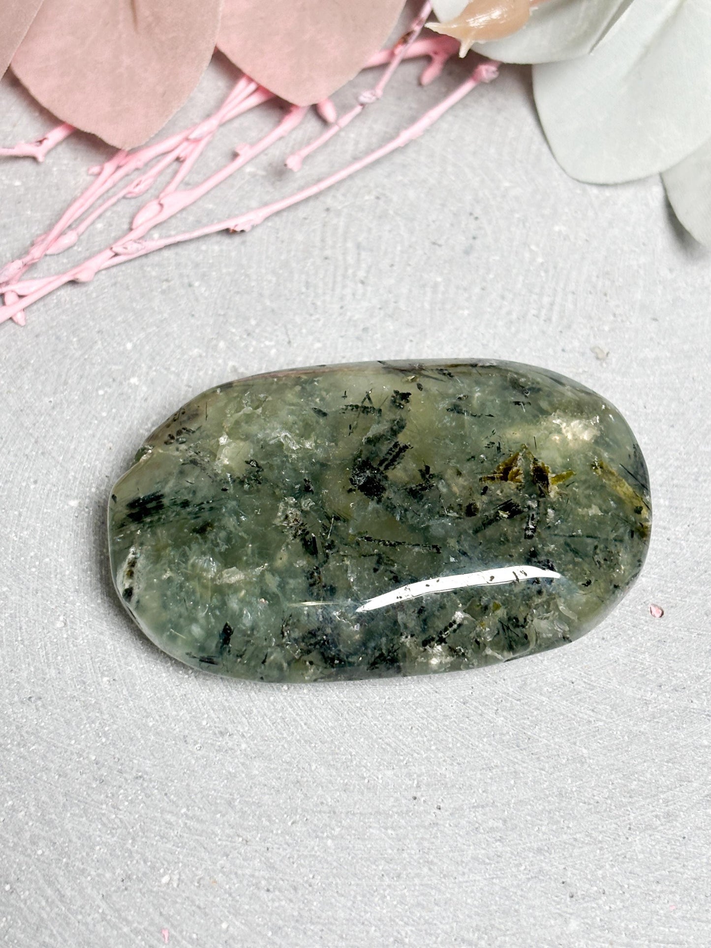 Prehnit Palmstone  6,2 cm Handschmeichler mit schöner Druse und Struktur, Edelstein Stein, Naturstein Deko, Healing Crystal Stone