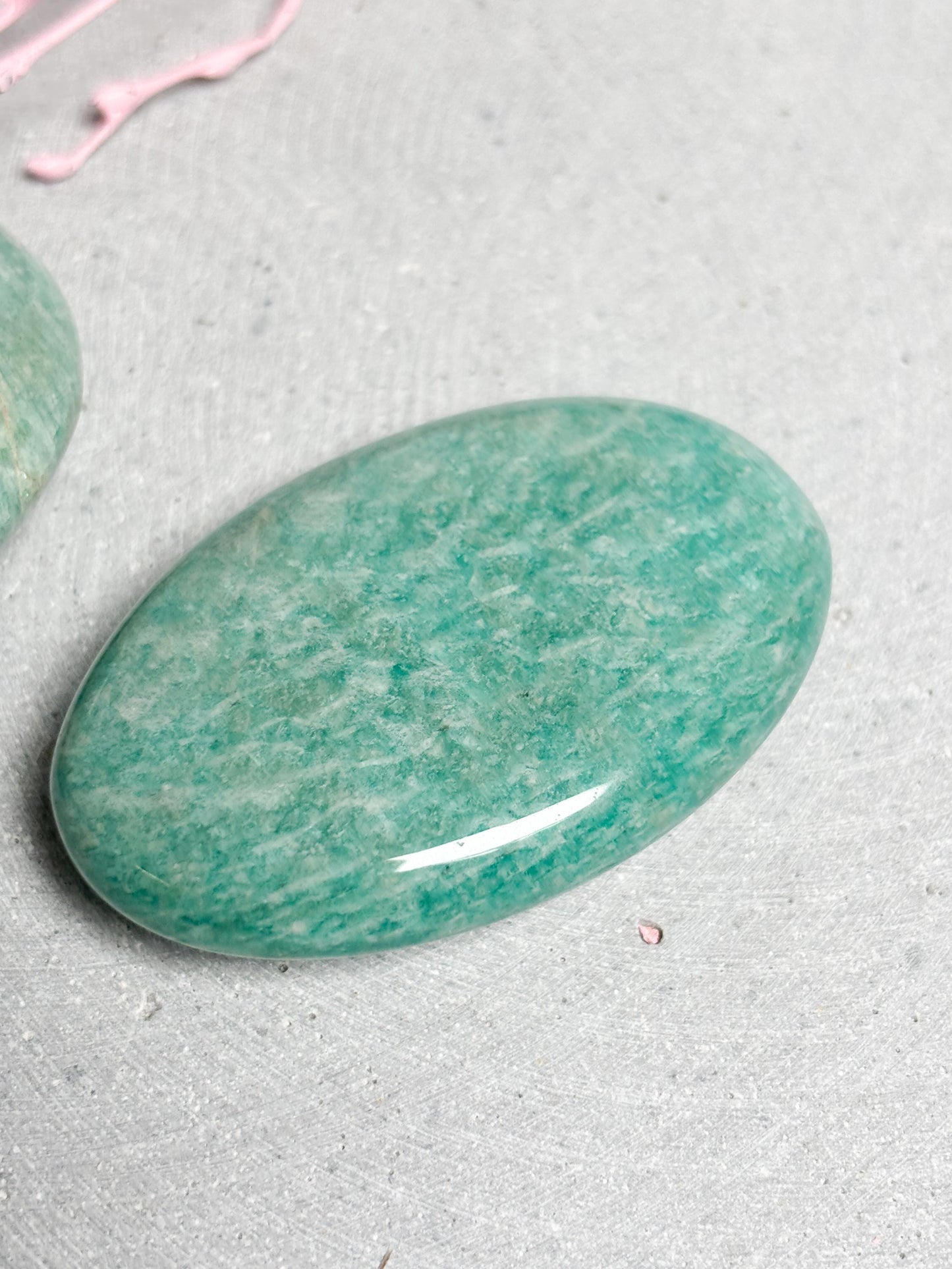 Amazonit Handstein  Edelstein Palmstone ca. 5,6x3,6 cm, polierter Kristall Heilstein für Entspannung & Ausgleich