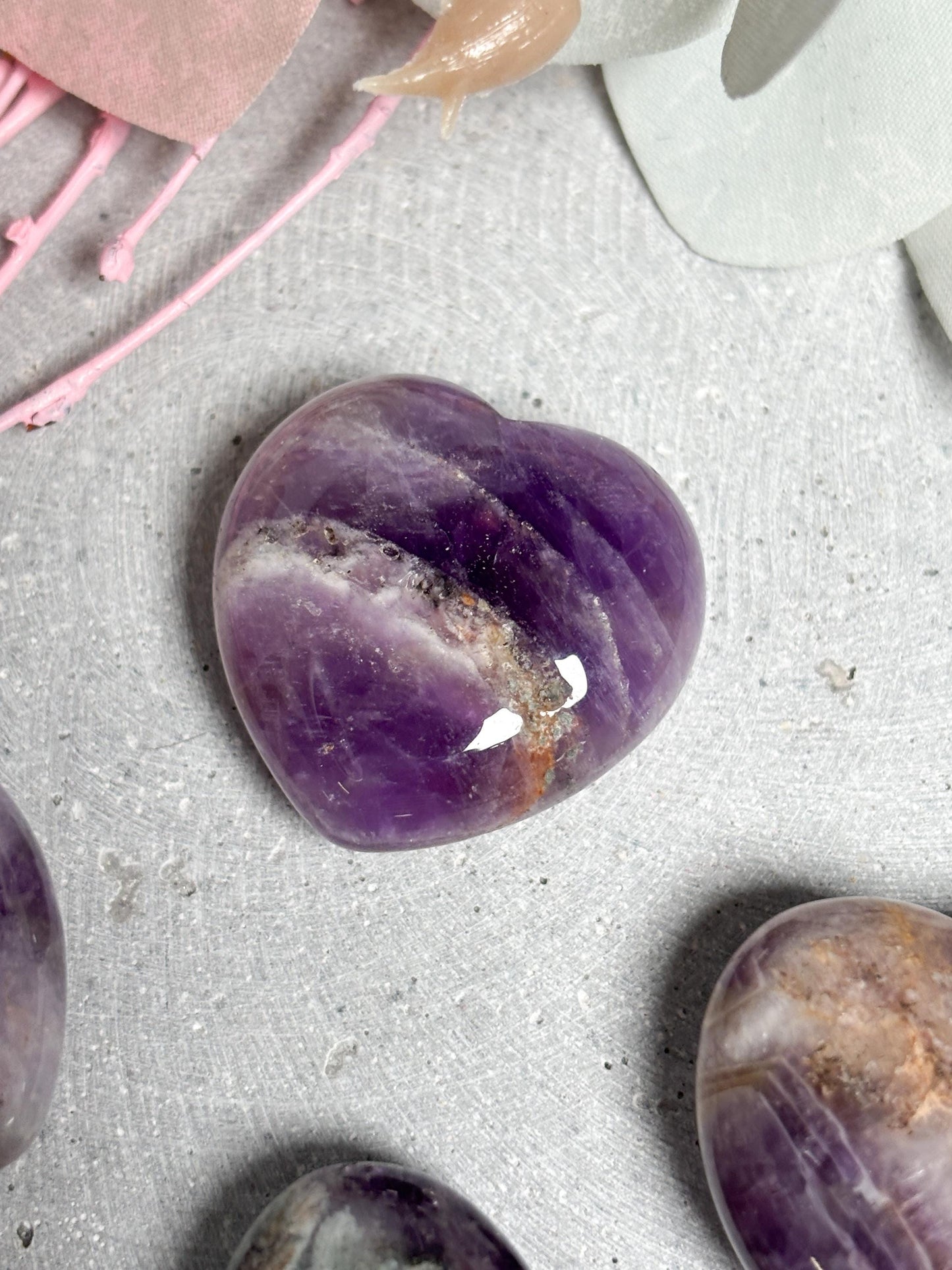 Amethyst Herz  kleines Edelstein Herz ca. 2,9 cm, unterschiedliche Maserung, Kristall Herzstein, Naturstein Deko, Healing Crystal Heart
