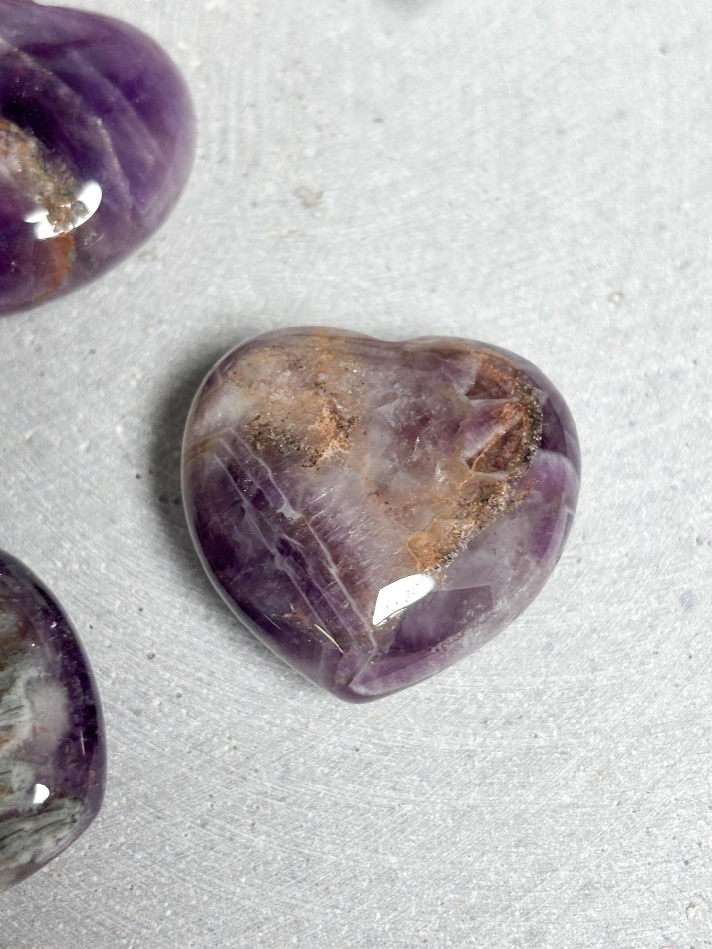 Amethyst Herz  kleines Edelstein Herz ca. 2,9 cm, unterschiedliche Maserung, Kristall Herzstein, Naturstein Deko, Healing Crystal Heart