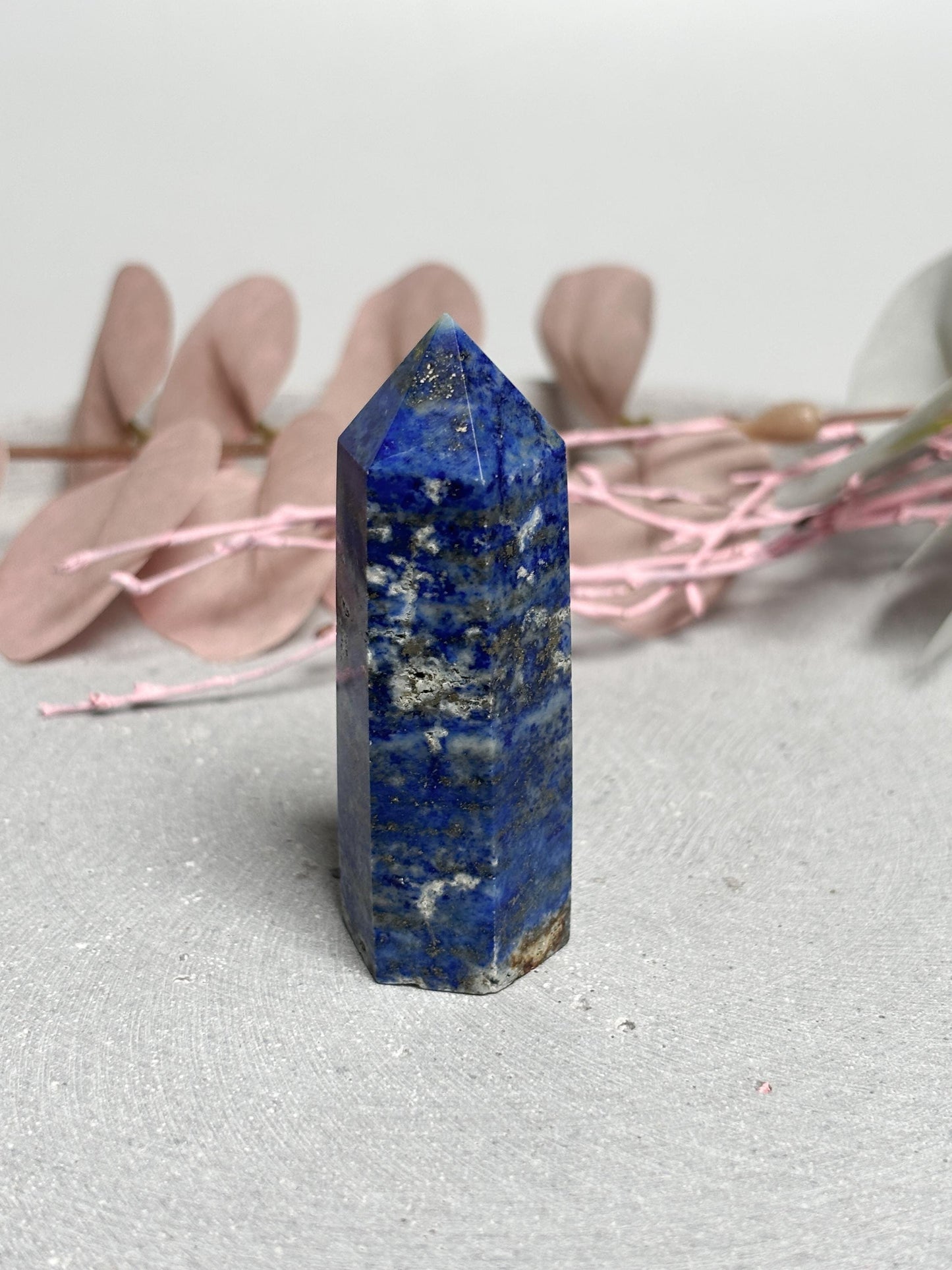 Lapislazuli Turm  kleiner blauer Kristall mit weißen und Pyrit Einschlüssen, UV-reaktiv, Edelstein Spitze, Naturstein Deko