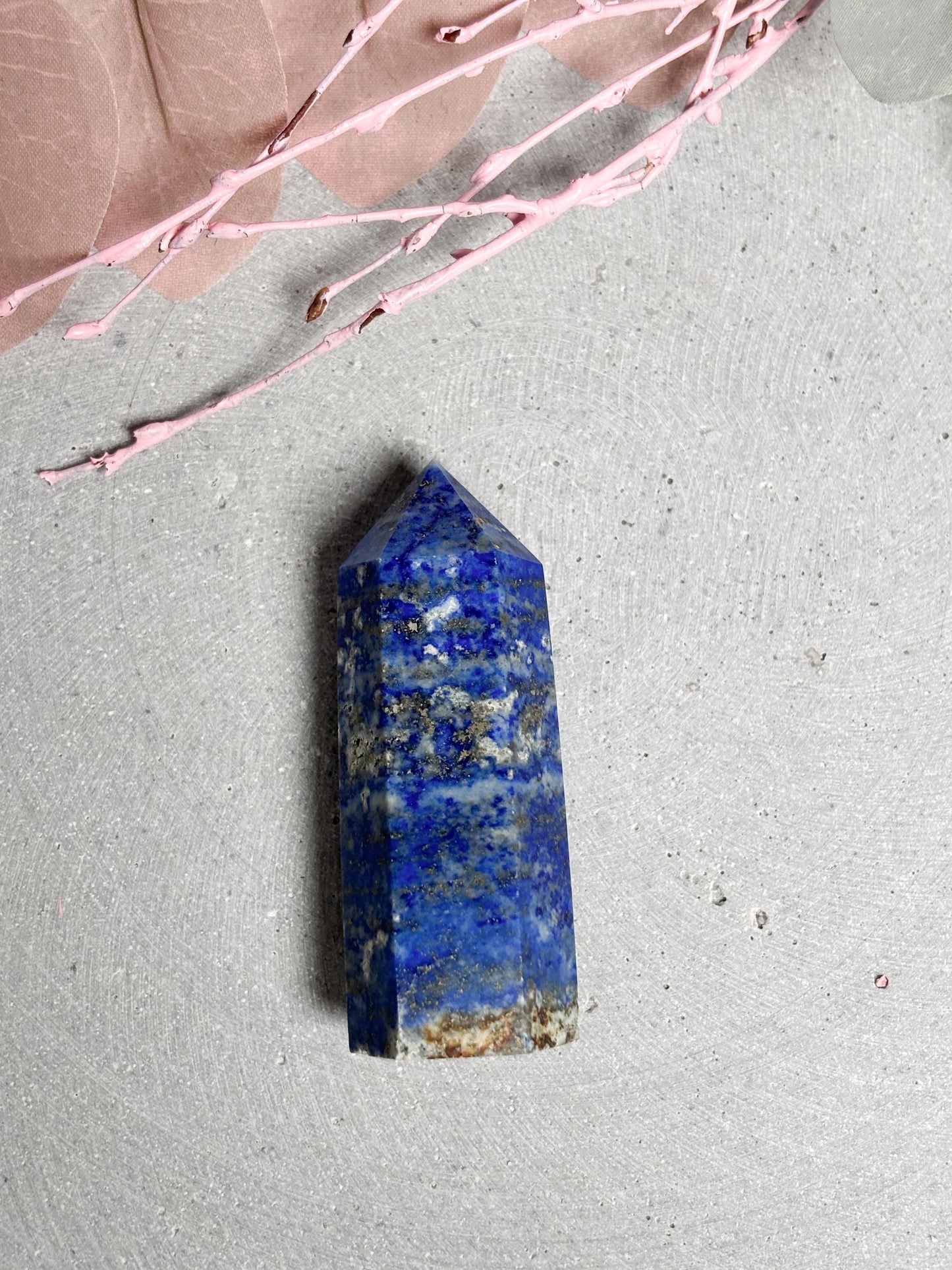 Lapislazuli Turm  kleiner blauer Kristall mit weißen und Pyrit Einschlüssen, UV-reaktiv, Edelstein Spitze, Naturstein Deko