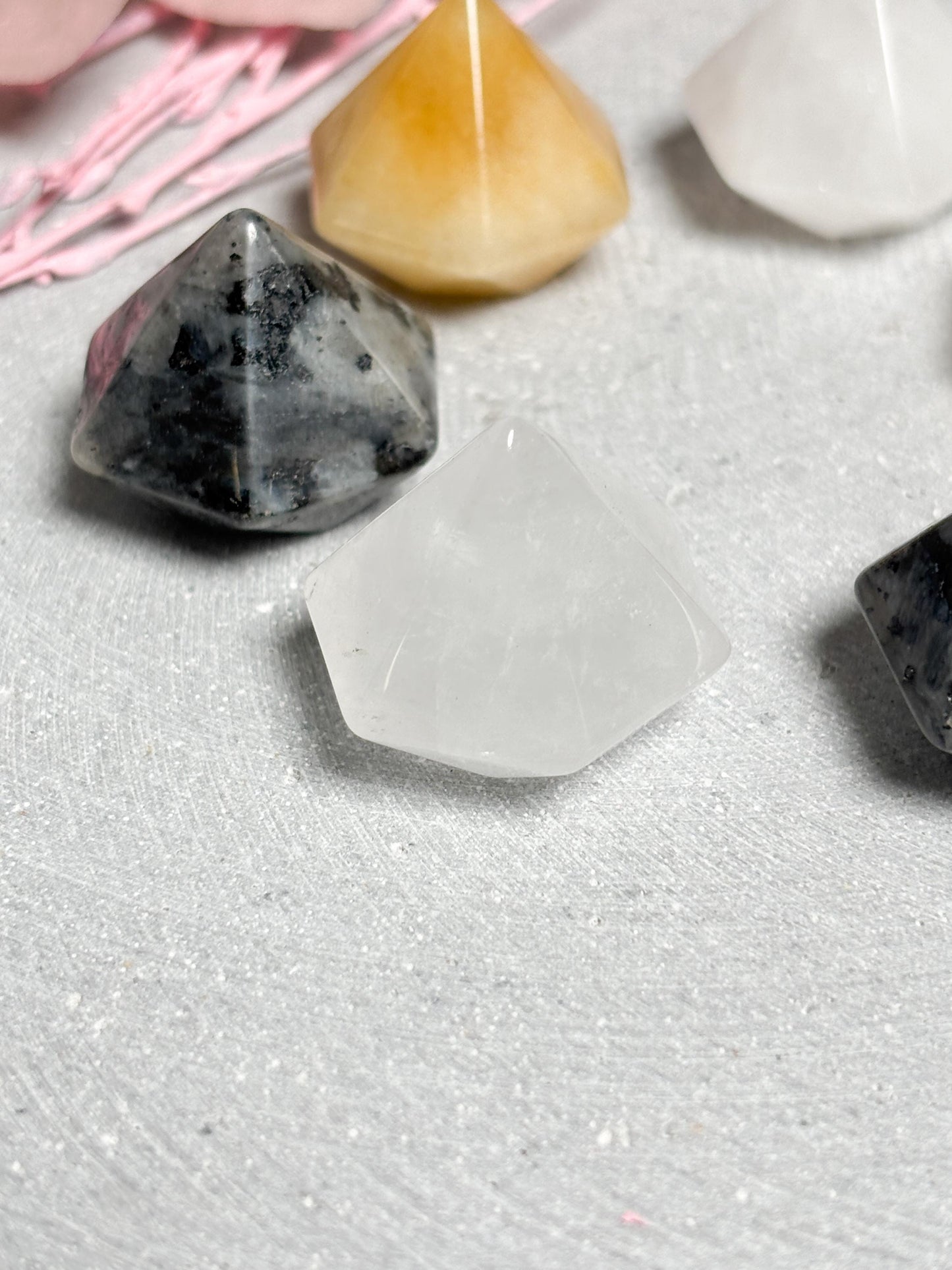 Kleine Kristalle in Diamantform aus Larvikit, golden Healer und Bergkristall 2,3x2,4 cm  Edelstein Deko Naturstein Kristall