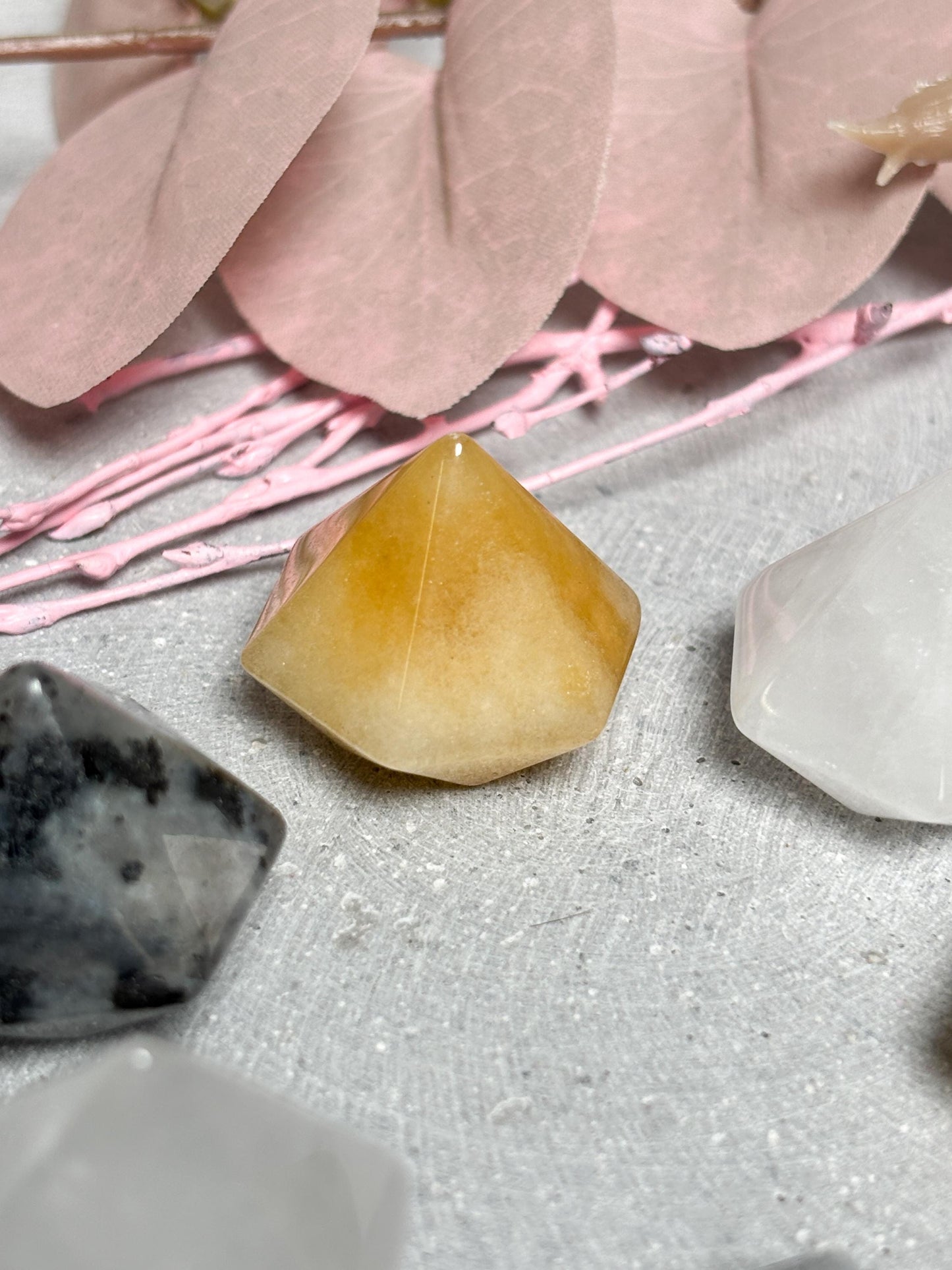 Kleine Kristalle in Diamantform aus Larvikit, golden Healer und Bergkristall 2,3x2,4 cm  Edelstein Deko Naturstein Kristall