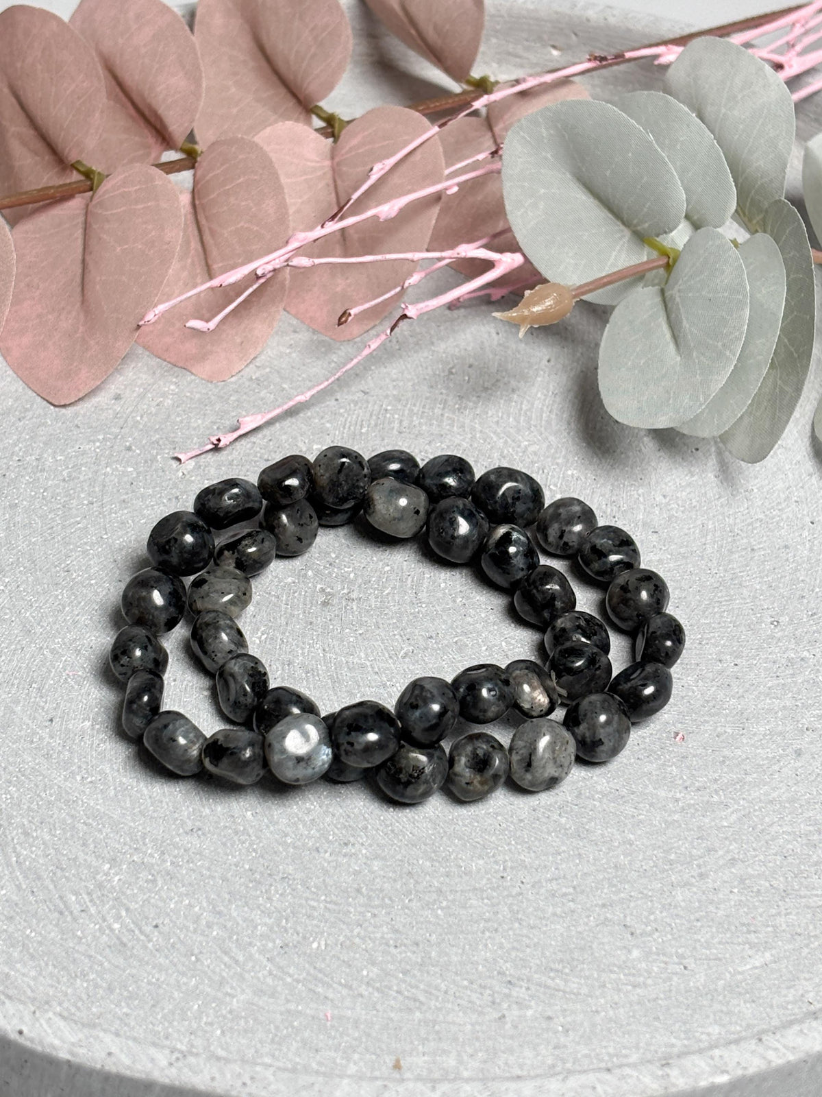 Larvikit Armband  elastisches Perlenarmband ca. 17,5 cm mit 9 mm Nuggets, Edelstein Schmuck in Grau mit Schimmer
