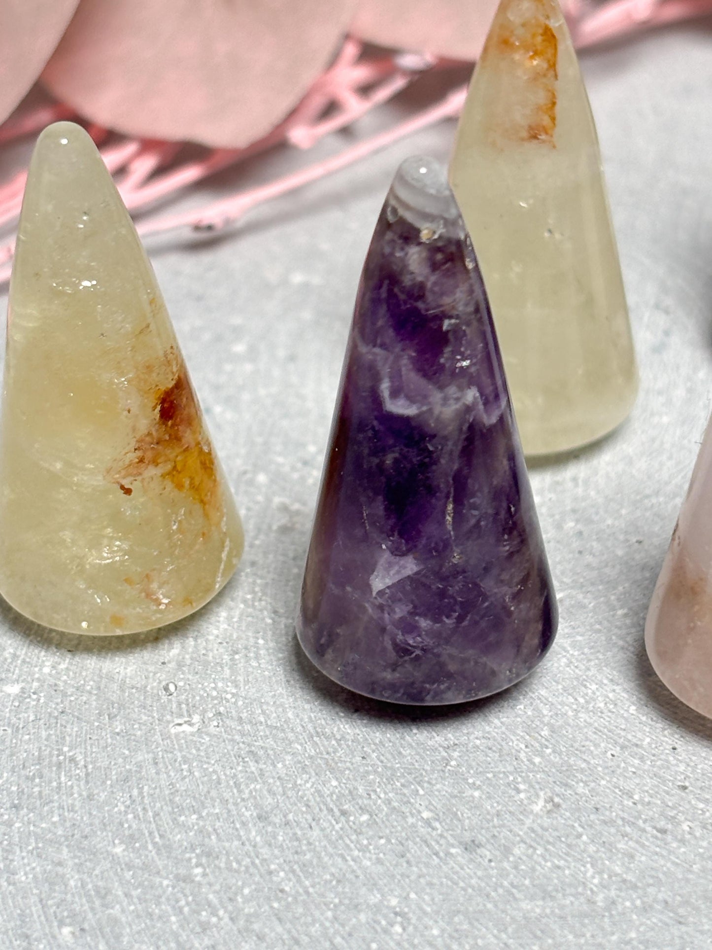 Kleine Kristallkegel aus Amethyst, Citrin & Rosenquarz  ca. 3,8 x 1,7 cm, Edelstein Kegel, Healing Crystal Cone, Meditation Kristalle