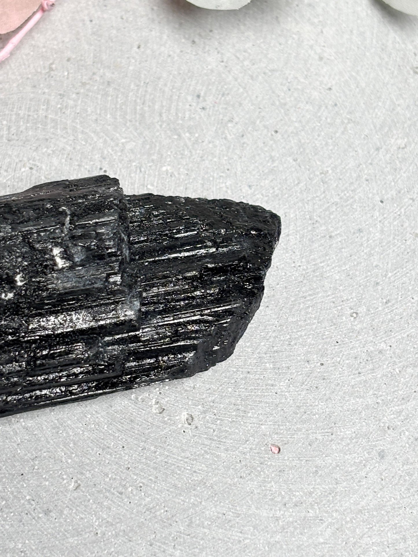 Turmalin Rohstein ca. 7,6x3,6x2,9 cm 109 g  schwarzer Turmalin Kristall, Schörl, Schutzstein, Naturstein Deko, Edelstein Sammlerstück