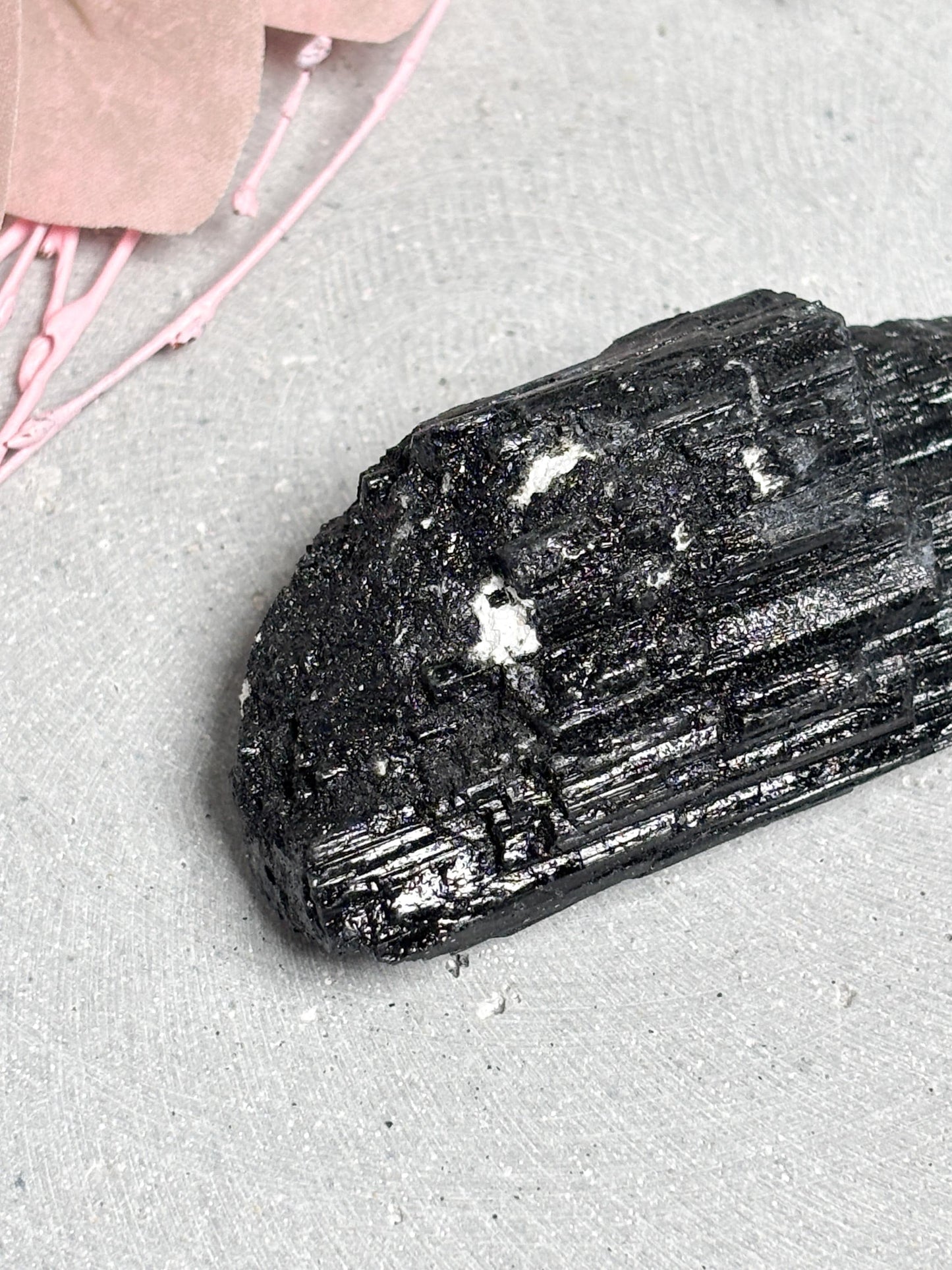 Turmalin Rohstein ca. 7,6x3,6x2,9 cm 109 g  schwarzer Turmalin Kristall, Schörl, Schutzstein, Naturstein Deko, Edelstein Sammlerstück