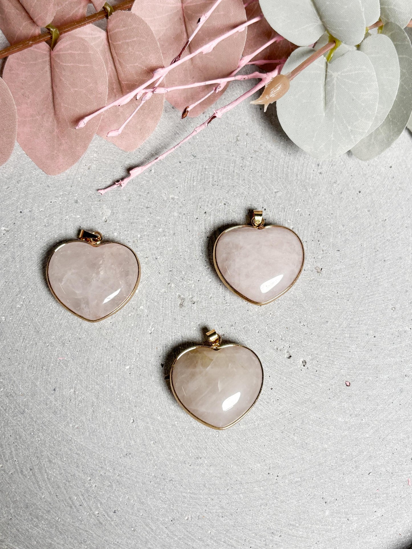 Rosenquarz Herz Anhänger  goldfarbene Fassung, Edelstein Anhänger für Ketten, Kristall Schmuck, Herzstein Anhänger