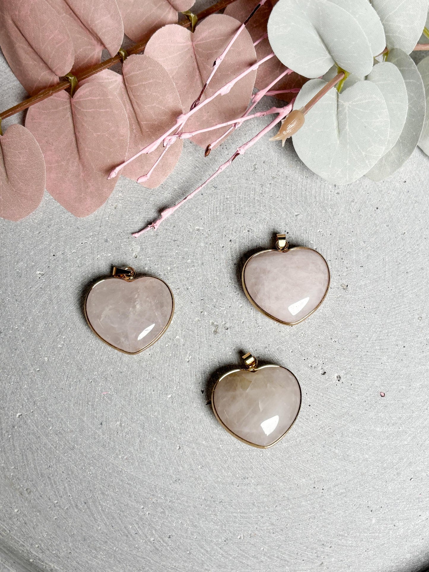 Rosenquarz Herz Anhänger  goldfarbene Fassung, Edelstein Anhänger für Ketten, Kristall Schmuck, Herzstein Anhänger