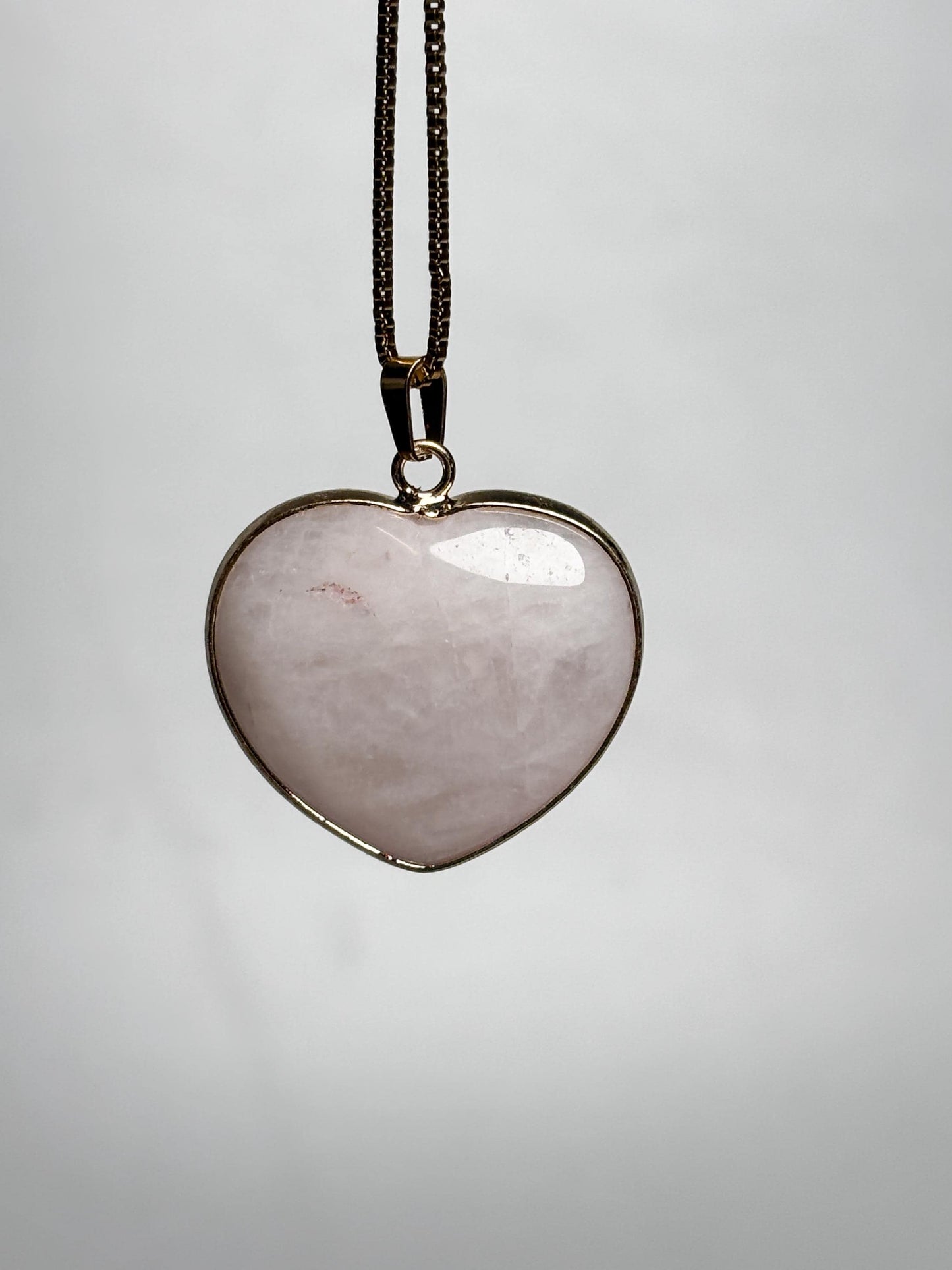 Rosenquarz Herz Anhänger  goldfarbene Fassung, Edelstein Anhänger für Ketten, Kristall Schmuck, Herzstein Anhänger