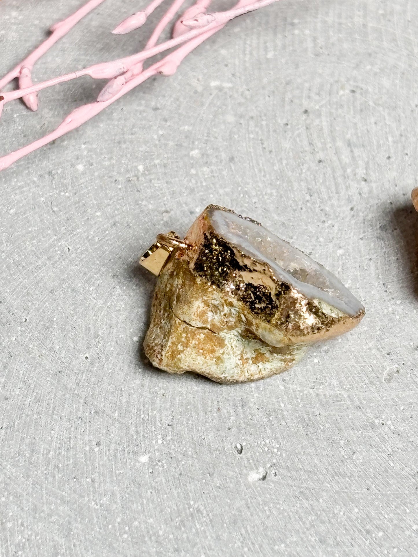 Geoden Anhänger Weiß  Kettenanhänger mit goldfarbener Fassung, Kristall Schmuck, Drusen Anhänger, Edelstein Schmuckstück