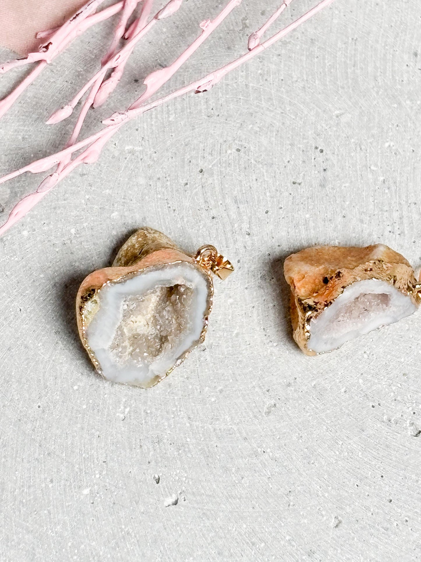 Geoden Anhänger Weiß  Kettenanhänger mit goldfarbener Fassung, Kristall Schmuck, Drusen Anhänger, Edelstein Schmuckstück