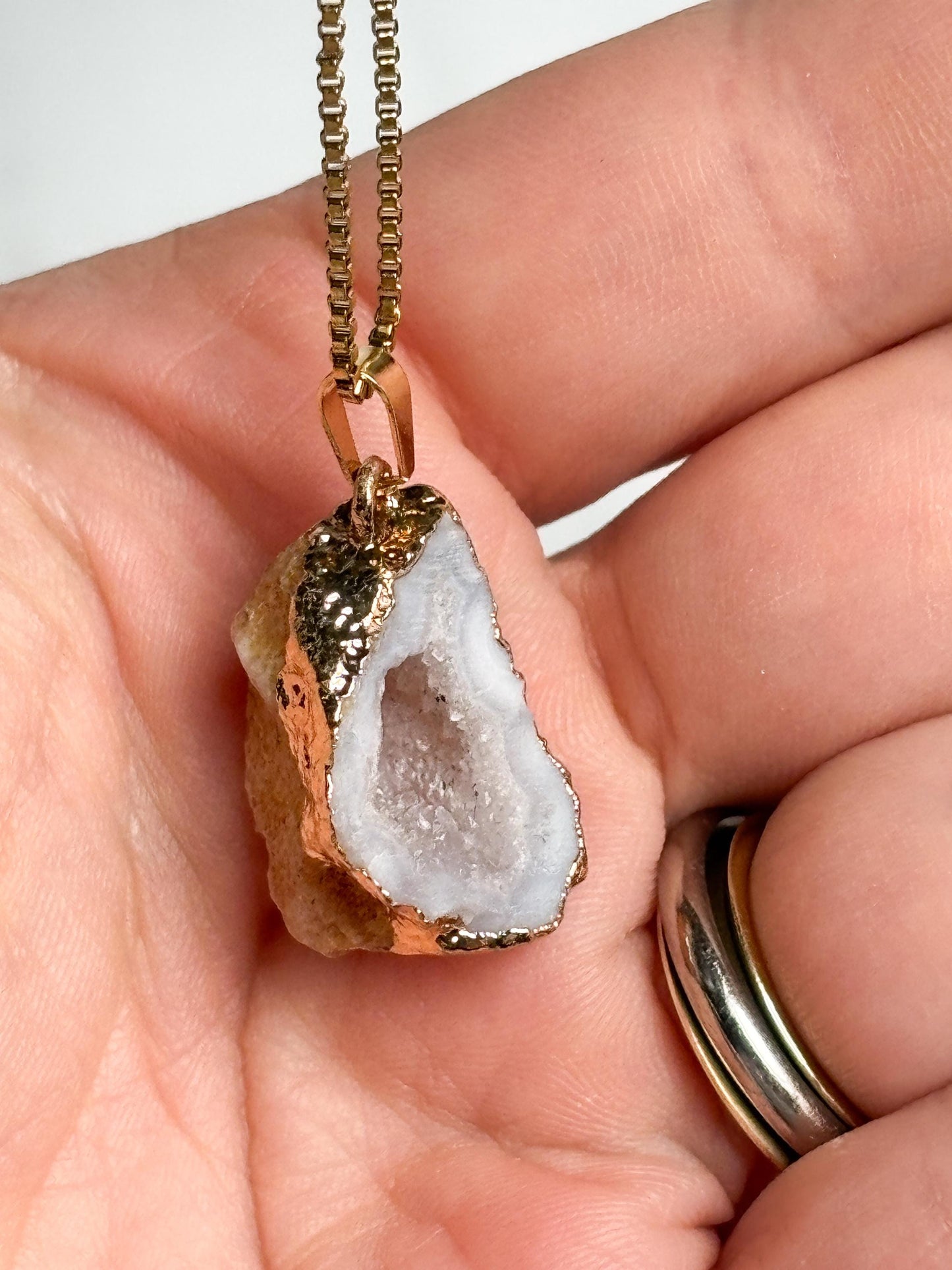 Geoden Anhänger Weiß  Kettenanhänger mit goldfarbener Fassung, Kristall Schmuck, Drusen Anhänger, Edelstein Schmuckstück
