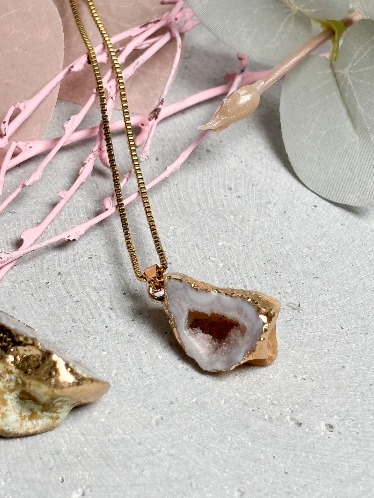 Geoden Anhänger Weiß  Kettenanhänger mit goldfarbener Fassung, Kristall Schmuck, Drusen Anhänger, Edelstein Schmuckstück