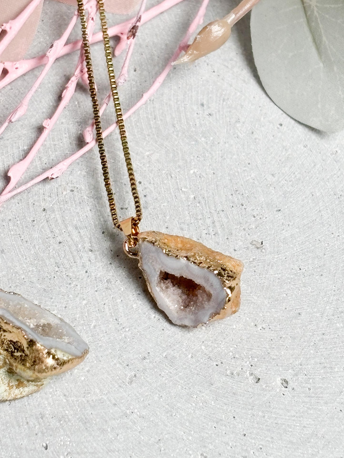Geoden Anhänger Weiß  Kettenanhänger mit goldfarbener Fassung, Kristall Schmuck, Drusen Anhänger, Edelstein Schmuckstück