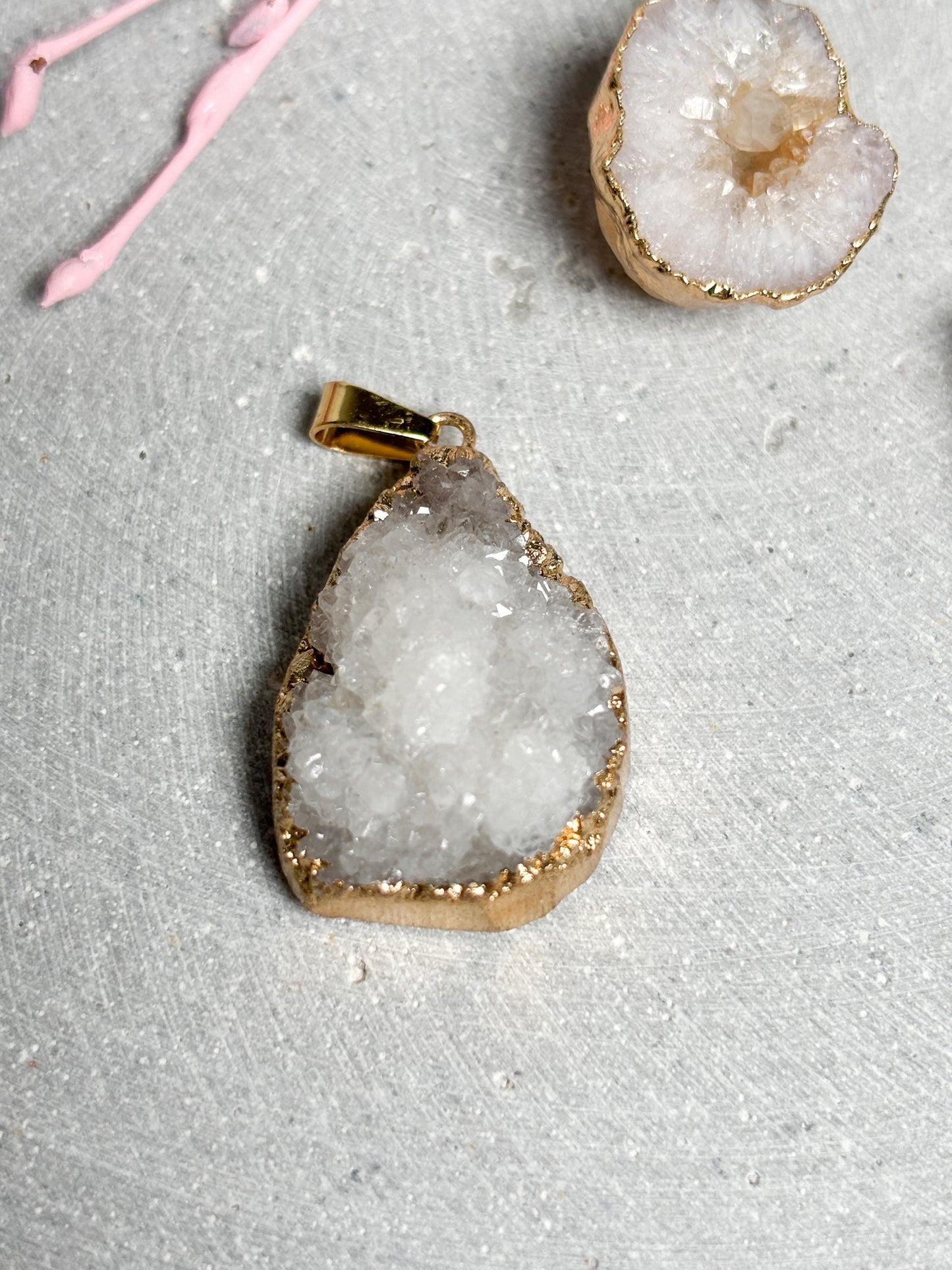 Weiße Drusen Anhänger  Kristall Kettenanhänger in verschiedenen Formen, goldfarben gefasst, Edelstein Schmuck, Geoden Anhänger