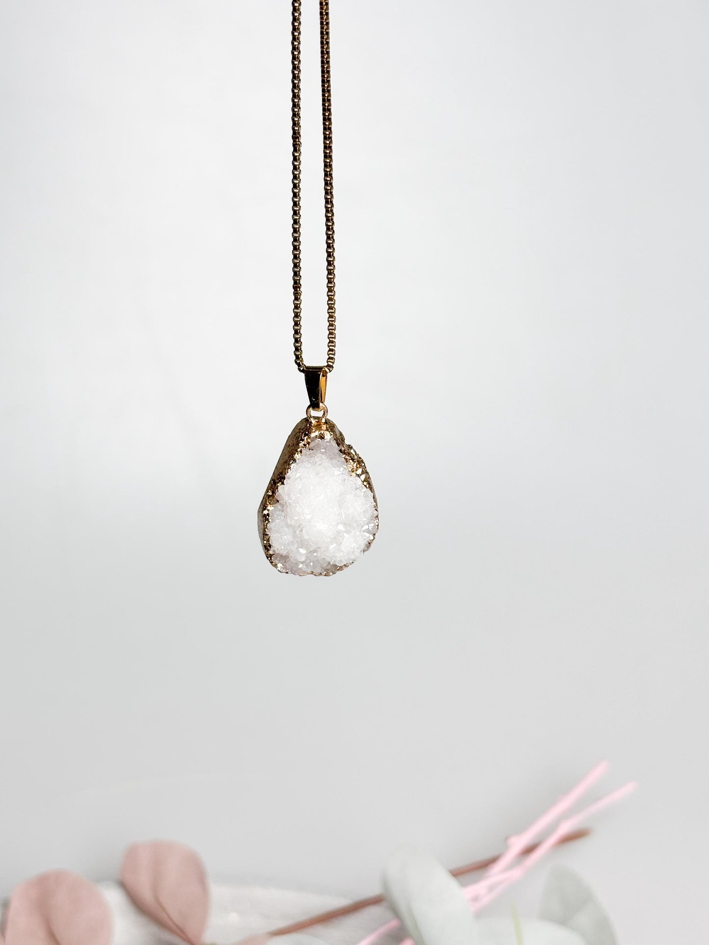 Weiße Drusen Anhänger  Kristall Kettenanhänger in verschiedenen Formen, goldfarben gefasst, Edelstein Schmuck, Geoden Anhänger