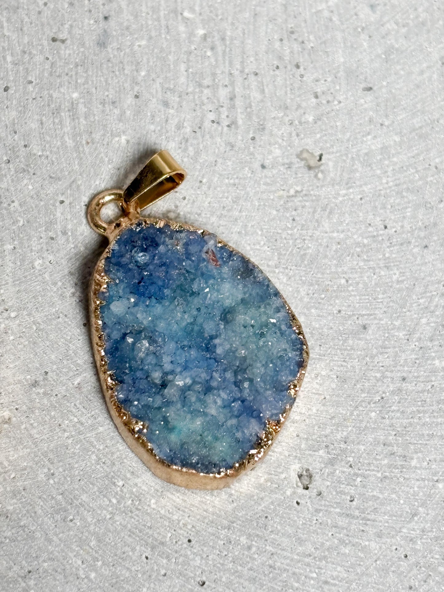 Blauer Drusen Anhänger  ovaler Kristall Kettenanhänger, gefärbte Geode mit goldfarbener Fassung, Edelstein Schmuck, Naturstein Anhänger