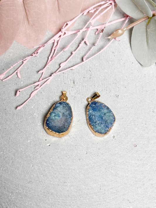 Blauer Drusen Anhänger  ovaler Kristall Kettenanhänger, gefärbte Geode mit goldfarbener Fassung, Edelstein Schmuck, Naturstein Anhänger