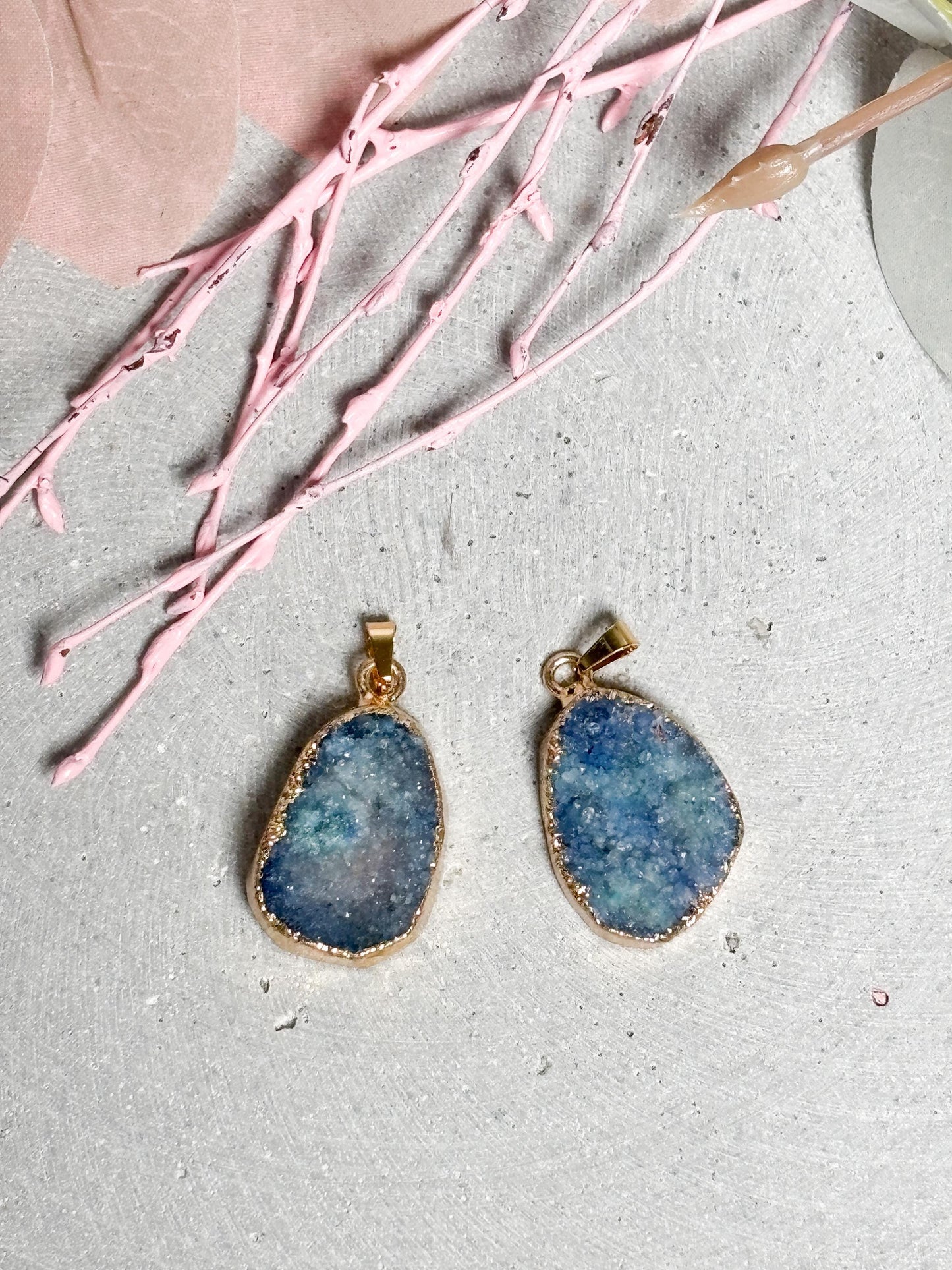 Blauer Drusen Anhänger  ovaler Kristall Kettenanhänger, gefärbte Geode mit goldfarbener Fassung, Edelstein Schmuck, Naturstein Anhänger