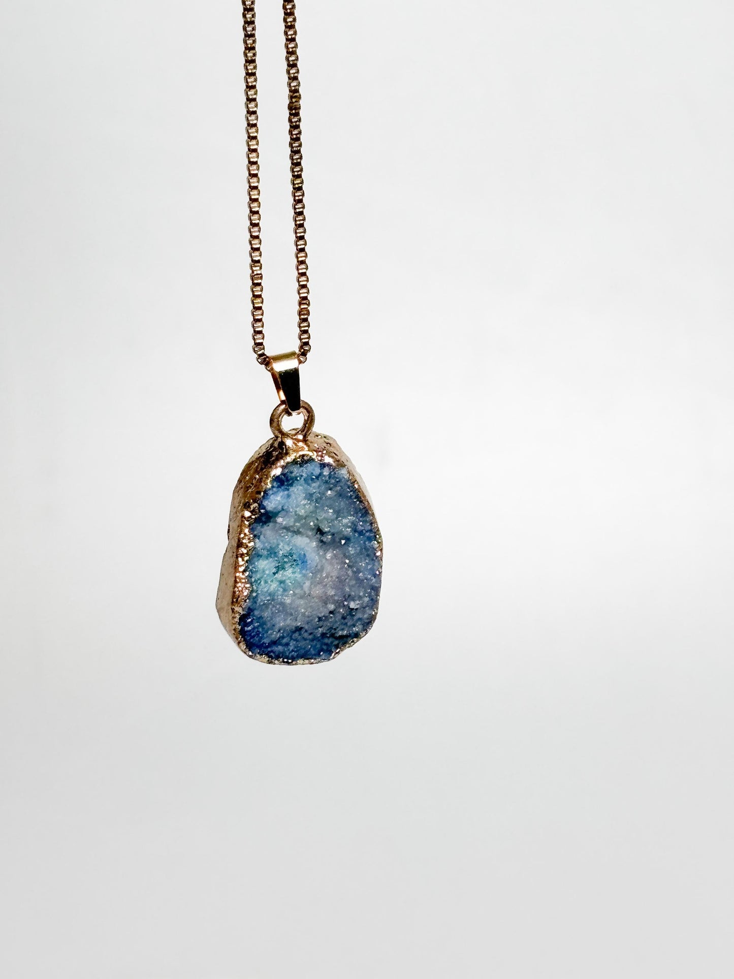 Blauer Drusen Anhänger  ovaler Kristall Kettenanhänger, gefärbte Geode mit goldfarbener Fassung, Edelstein Schmuck, Naturstein Anhänger
