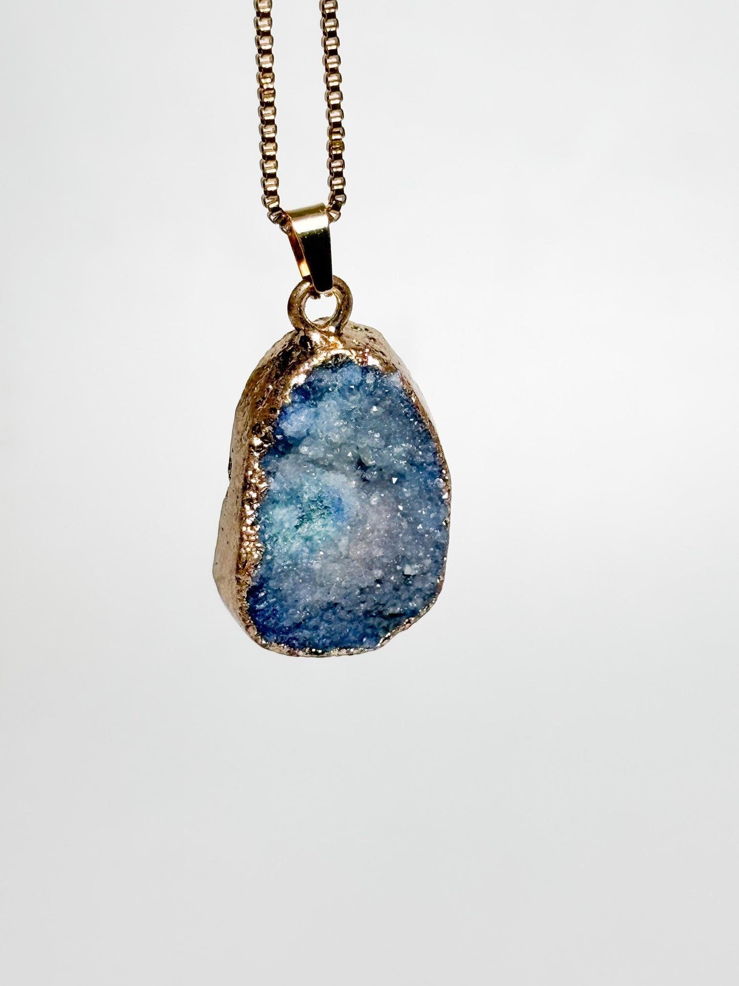 Blauer Drusen Anhänger  ovaler Kristall Kettenanhänger, gefärbte Geode mit goldfarbener Fassung, Edelstein Schmuck, Naturstein Anhänger