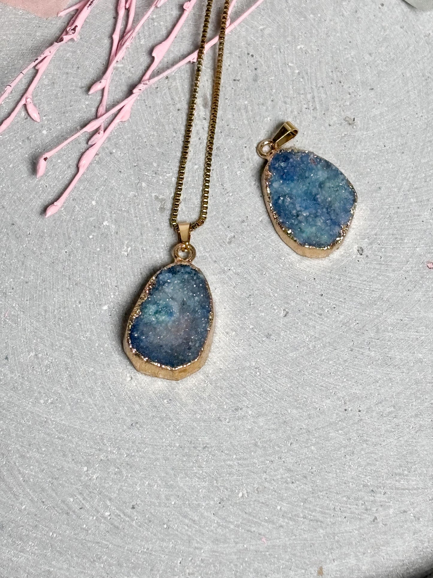 Blauer Drusen Anhänger  ovaler Kristall Kettenanhänger, gefärbte Geode mit goldfarbener Fassung, Edelstein Schmuck, Naturstein Anhänger