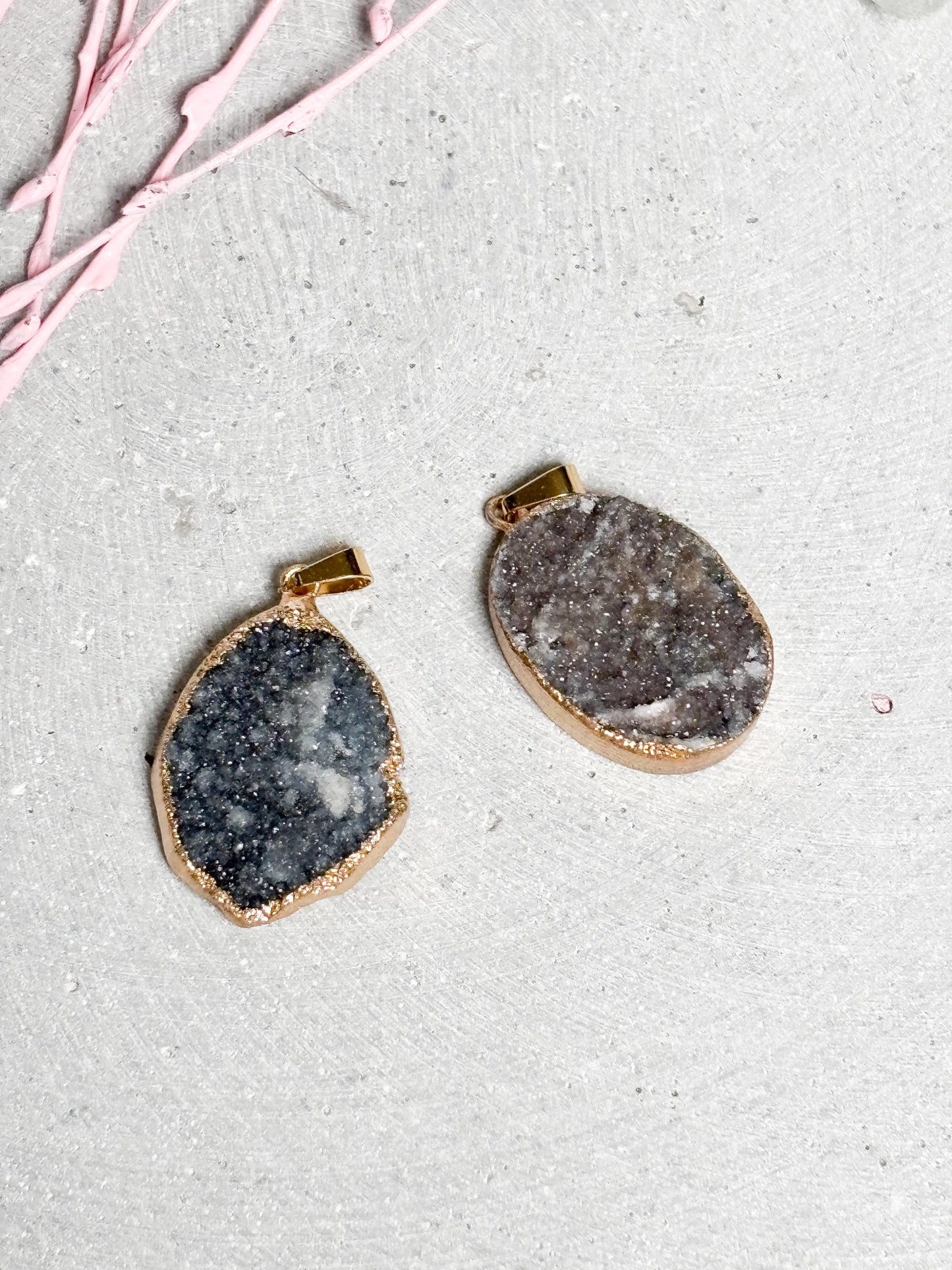 Grauer Drusen Anhänger  ovaler Kristall Kettenanhänger ca. 2,5 cm, Geode mit goldfarbener Fassung, Edelstein Schmuck, Naturstein Anhänger