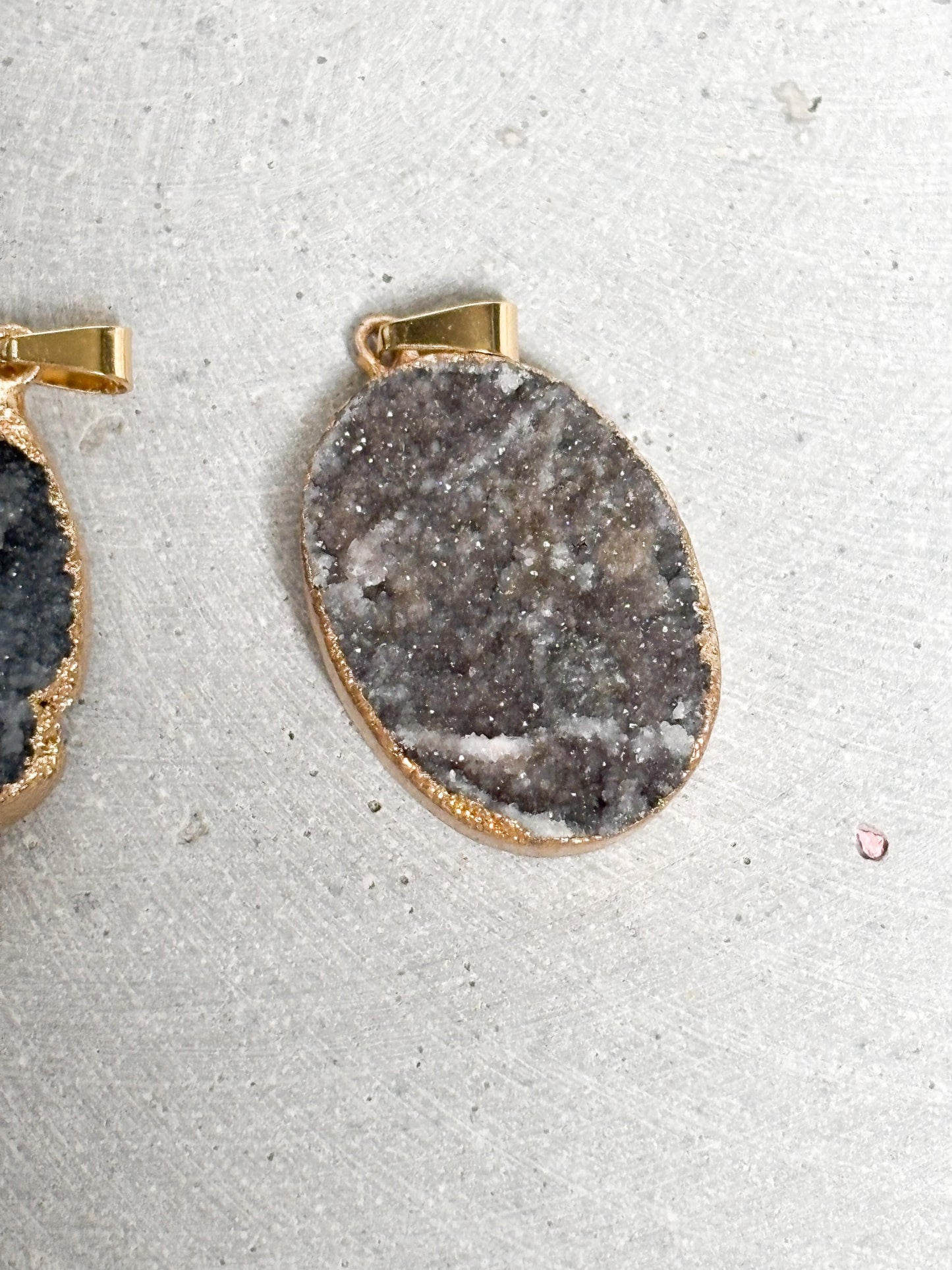 Grauer Drusen Anhänger  ovaler Kristall Kettenanhänger ca. 2,5 cm, Geode mit goldfarbener Fassung, Edelstein Schmuck, Naturstein Anhänger