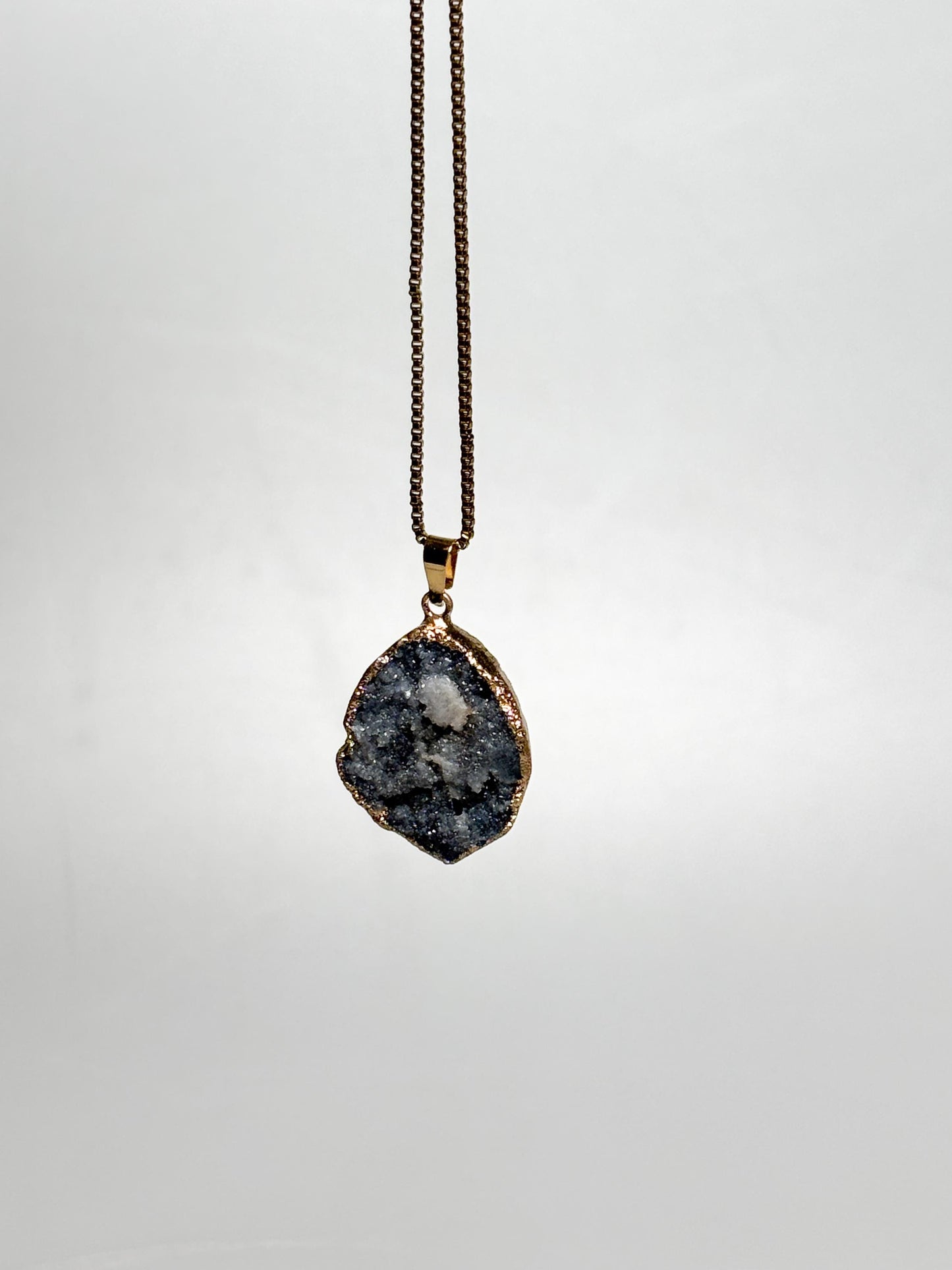 Grauer Drusen Anhänger  ovaler Kristall Kettenanhänger ca. 2,5 cm, Geode mit goldfarbener Fassung, Edelstein Schmuck, Naturstein Anhänger