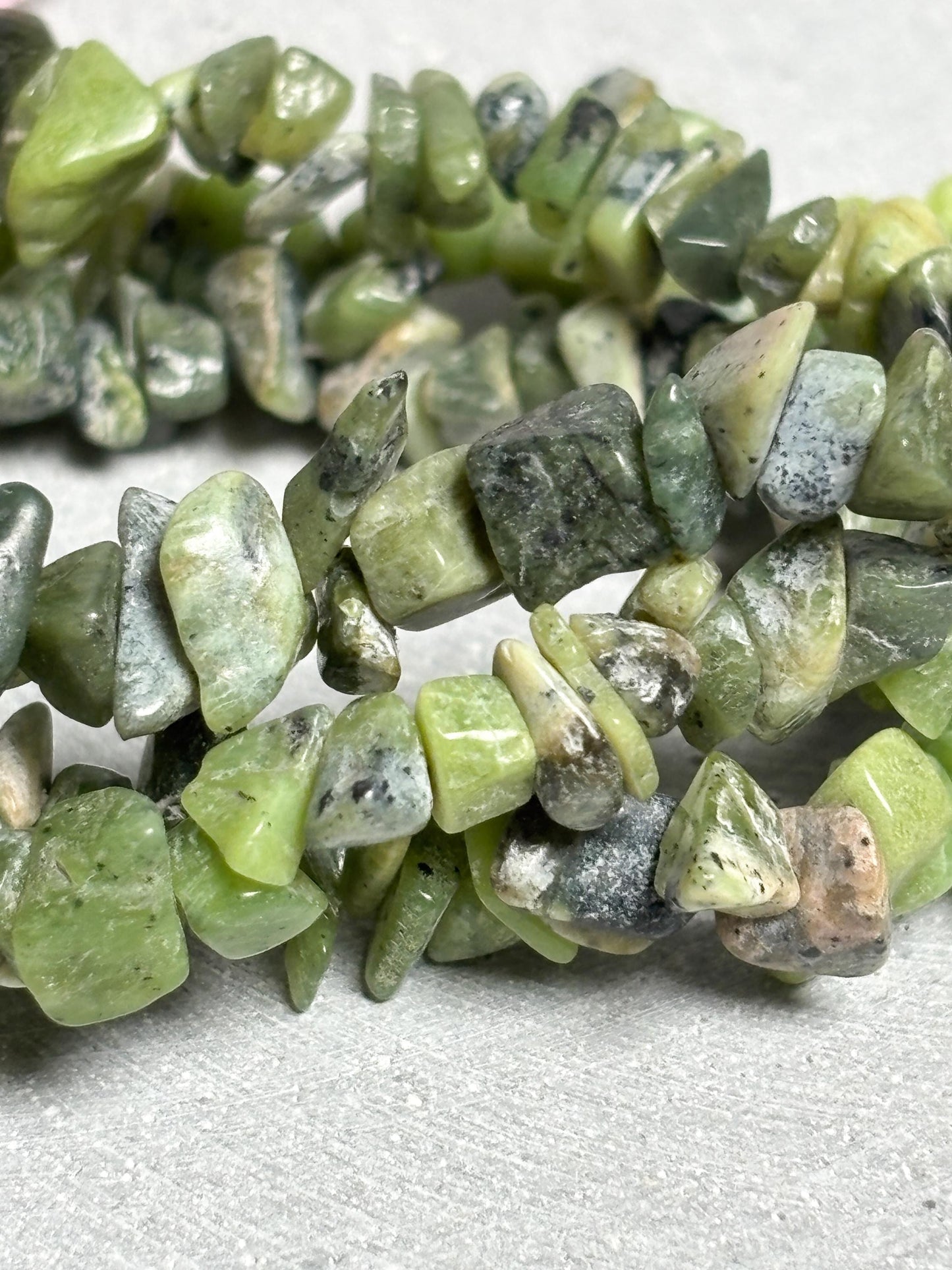 Serpentin Splitterarmband  elastisches Edelstein Armband ca. 17,5 cm, grüner Naturstein Schmuck, Kristall Armband 8 mm