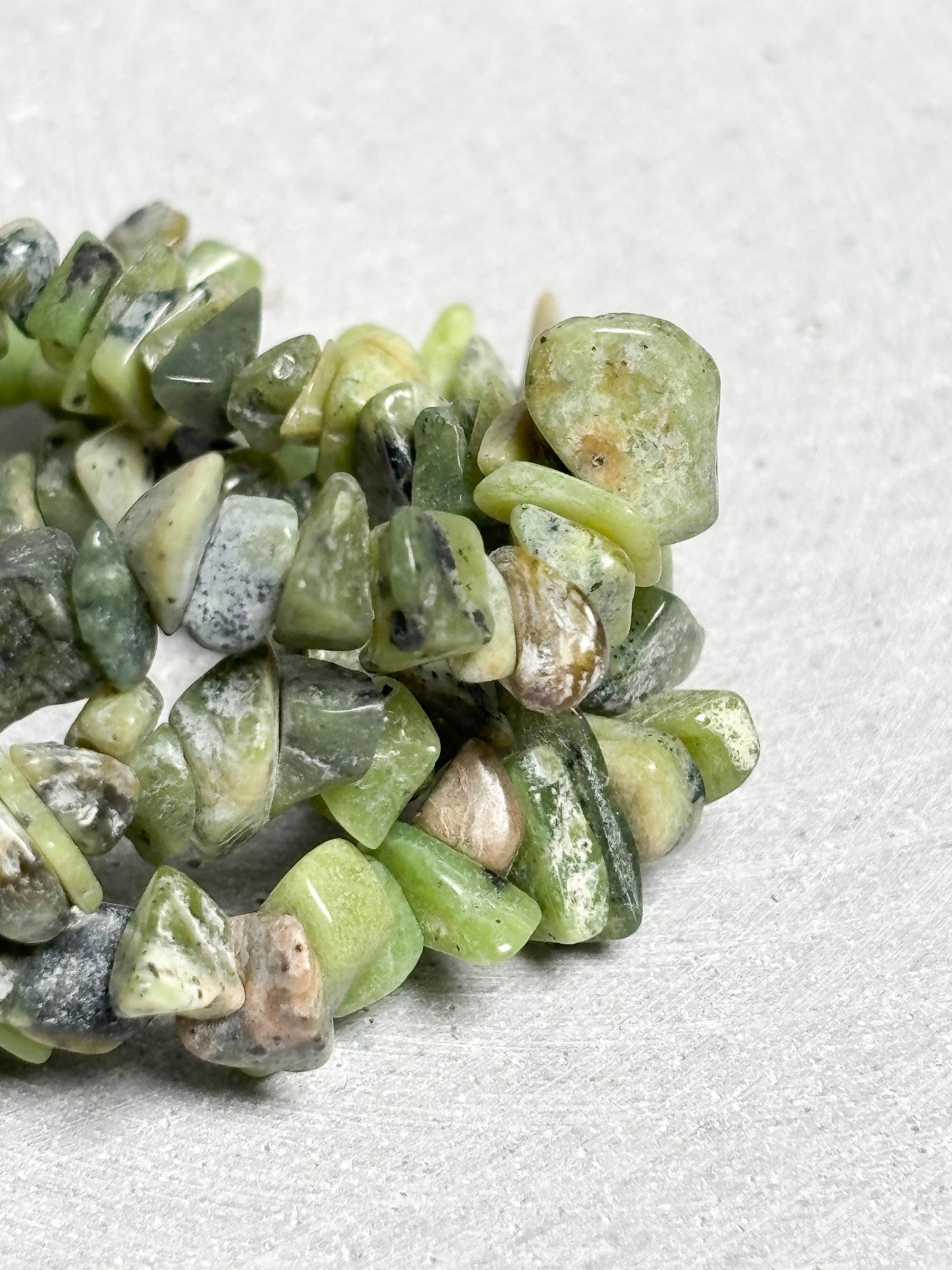 Serpentin Splitterarmband  elastisches Edelstein Armband ca. 17,5 cm, grüner Naturstein Schmuck, Kristall Armband 8 mm