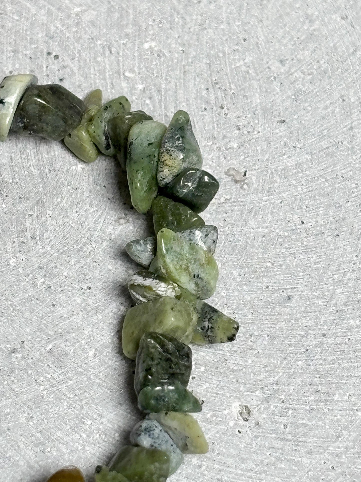 Serpentin Splitterarmband  elastisches Edelstein Armband ca. 17,5 cm, grüner Naturstein Schmuck, Kristall Armband 8 mm